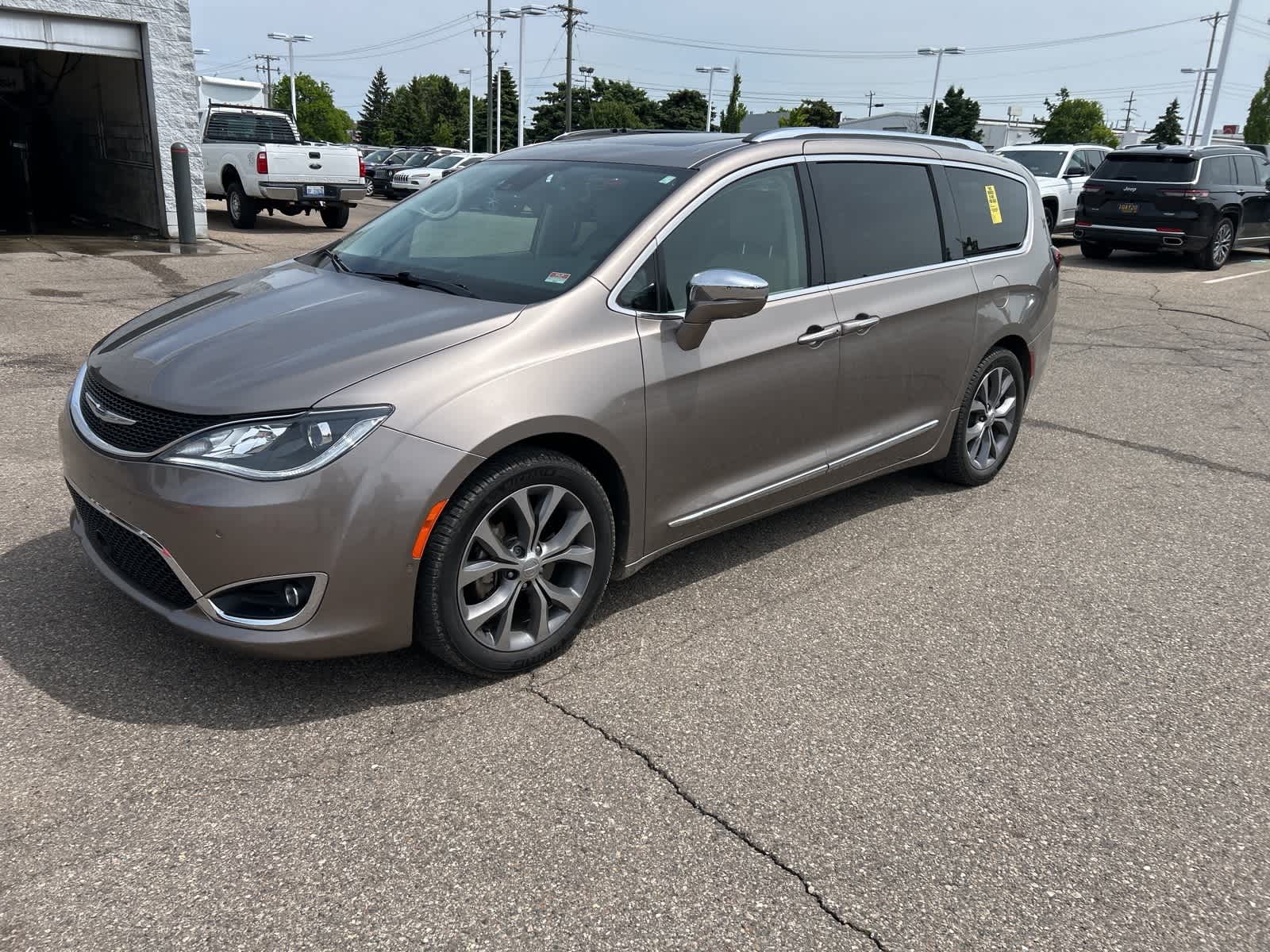 2018 Chrysler Pacifica Limited -
                  Farmington Hills, MI