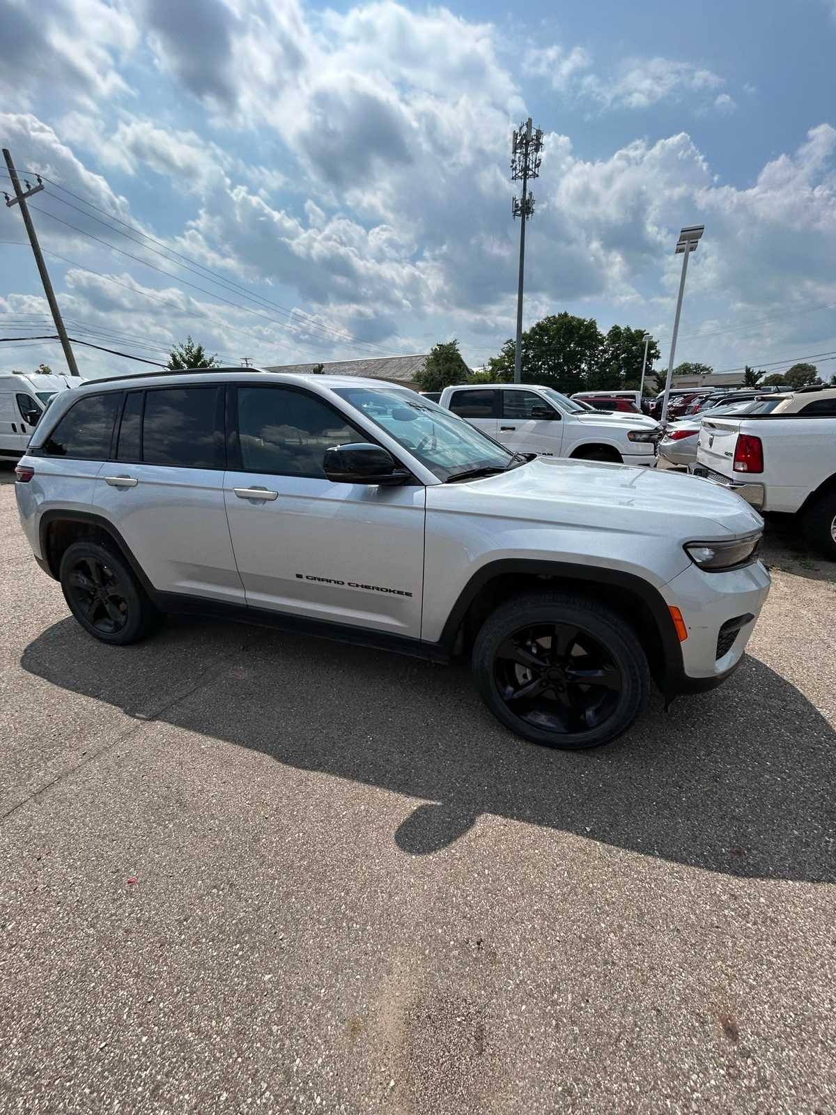 Thumbnail: 2023 Jeep Grand Cherokee - 12