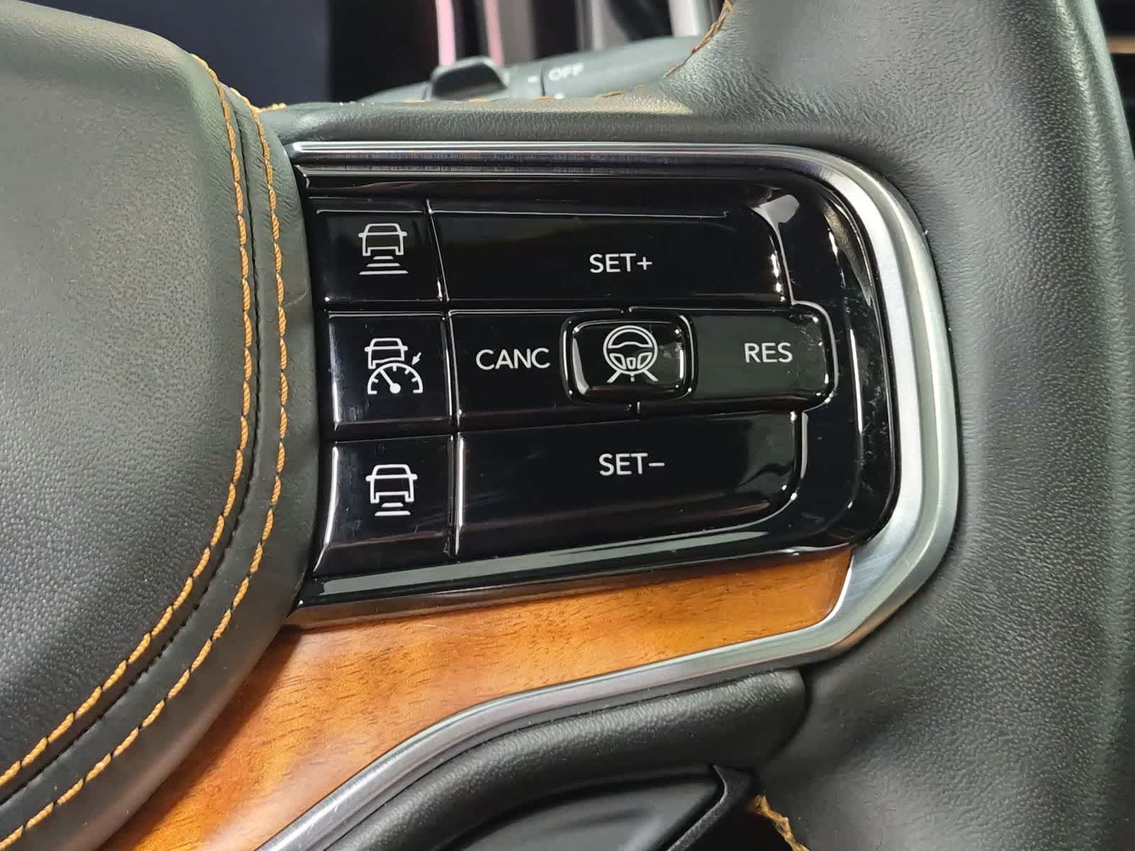 Thumbnail: 2022 Jeep Grand Wagoneer - 34