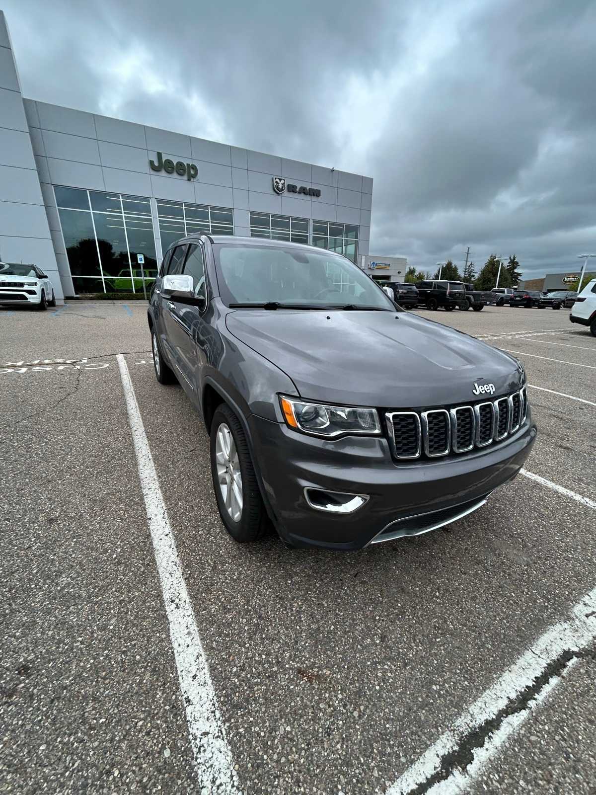 Thumbnail: 2017 Jeep Grand Cherokee - 7
