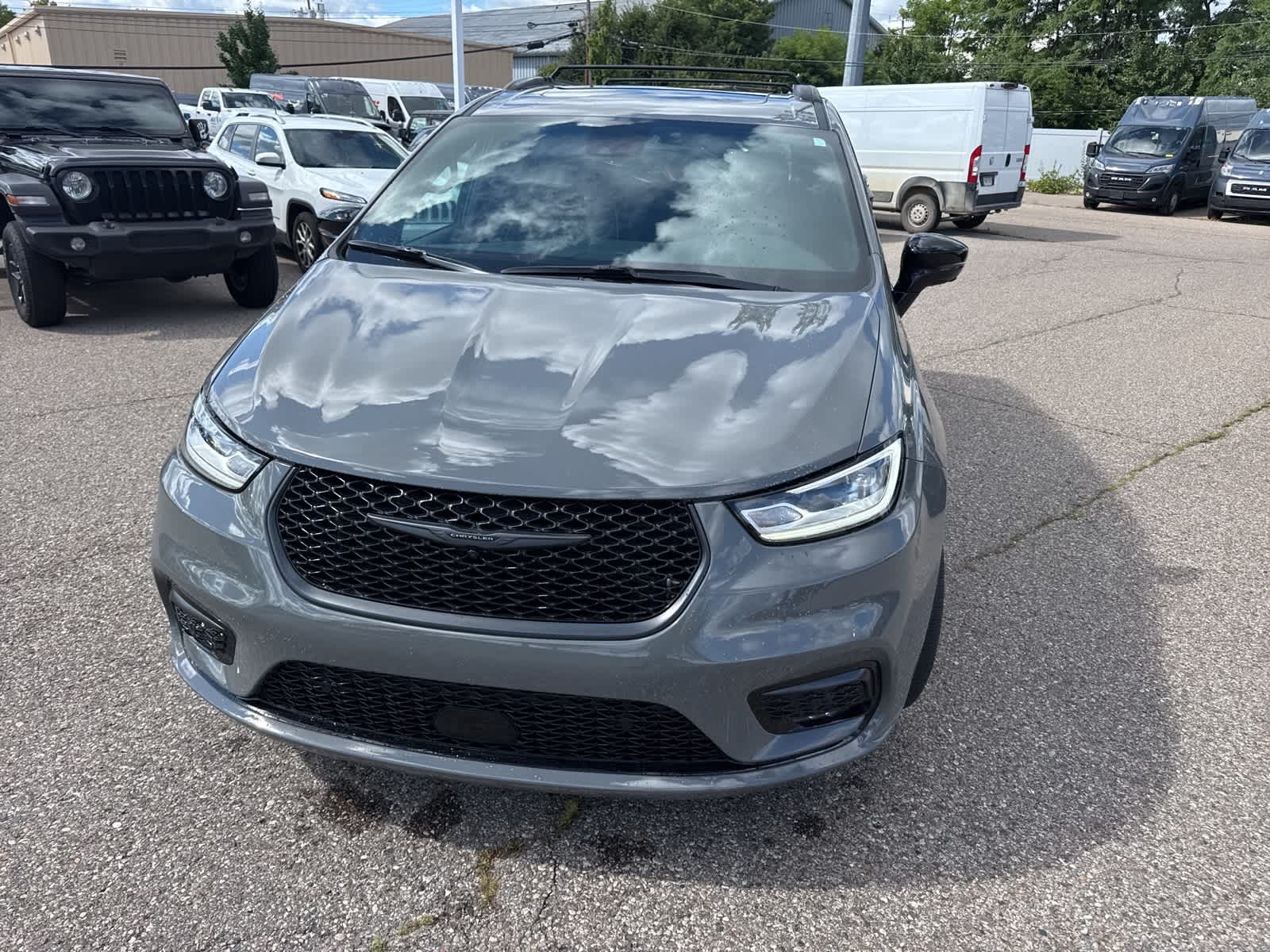 Thumbnail: 2023 Chrysler Pacifica - 4