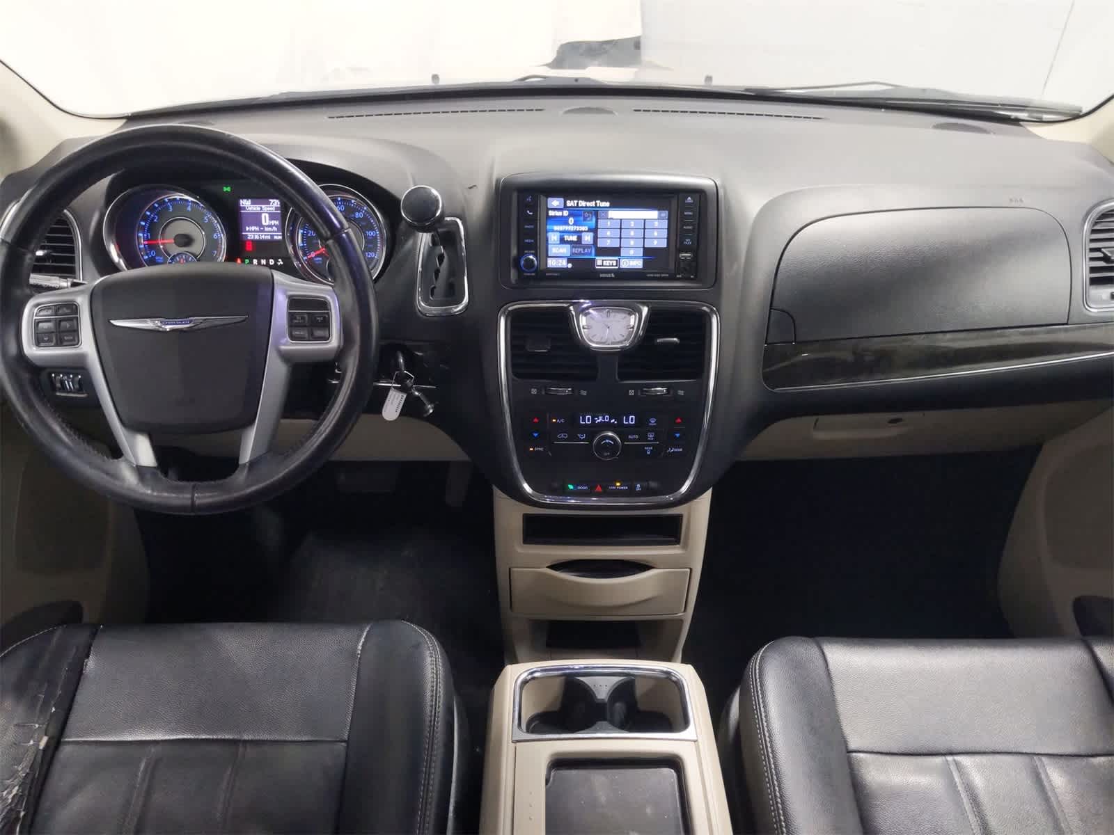 Thumbnail: 2014 Chrysler Town & Country - 16