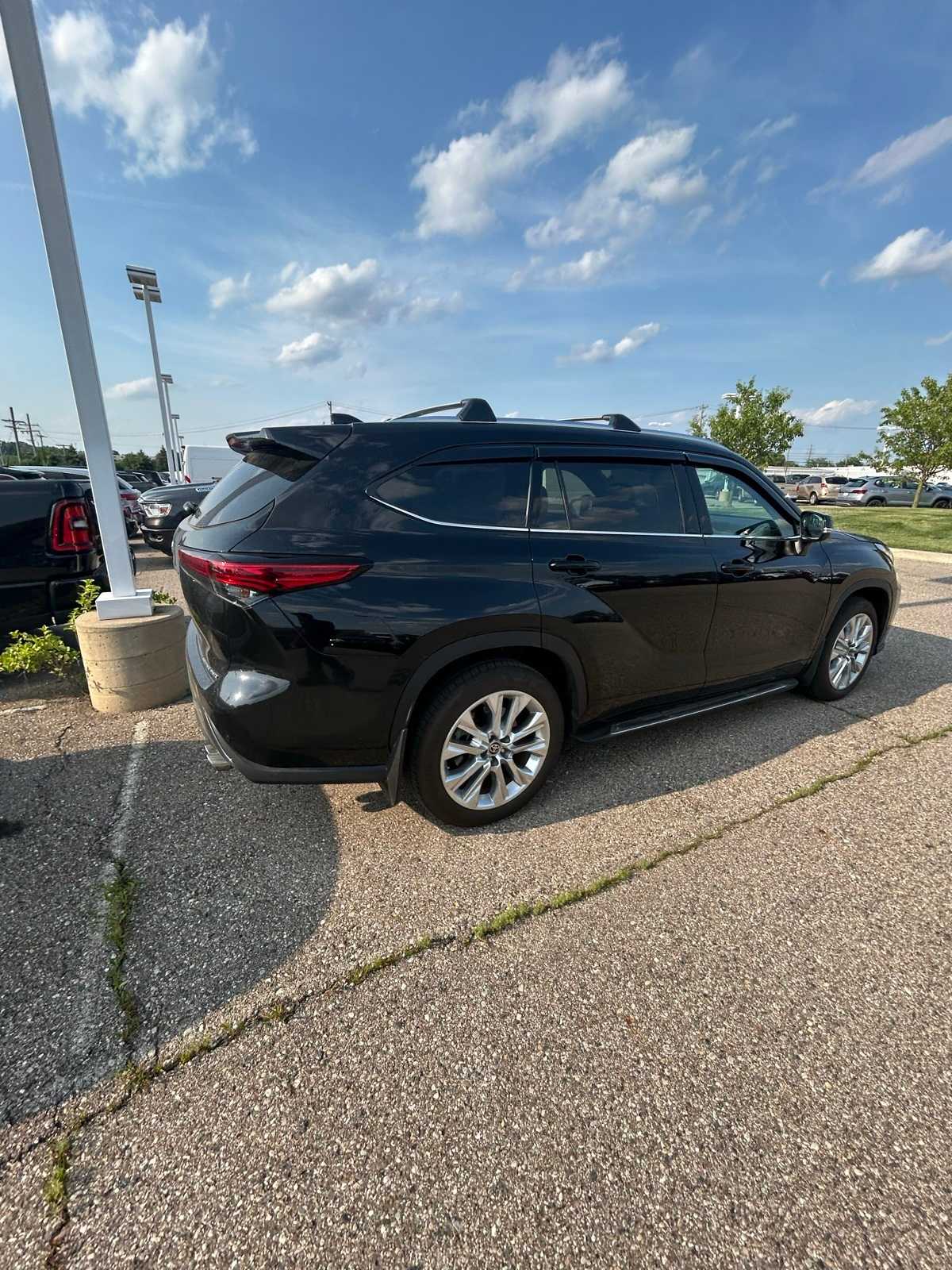 Thumbnail: 2023 Toyota Highlander - 16