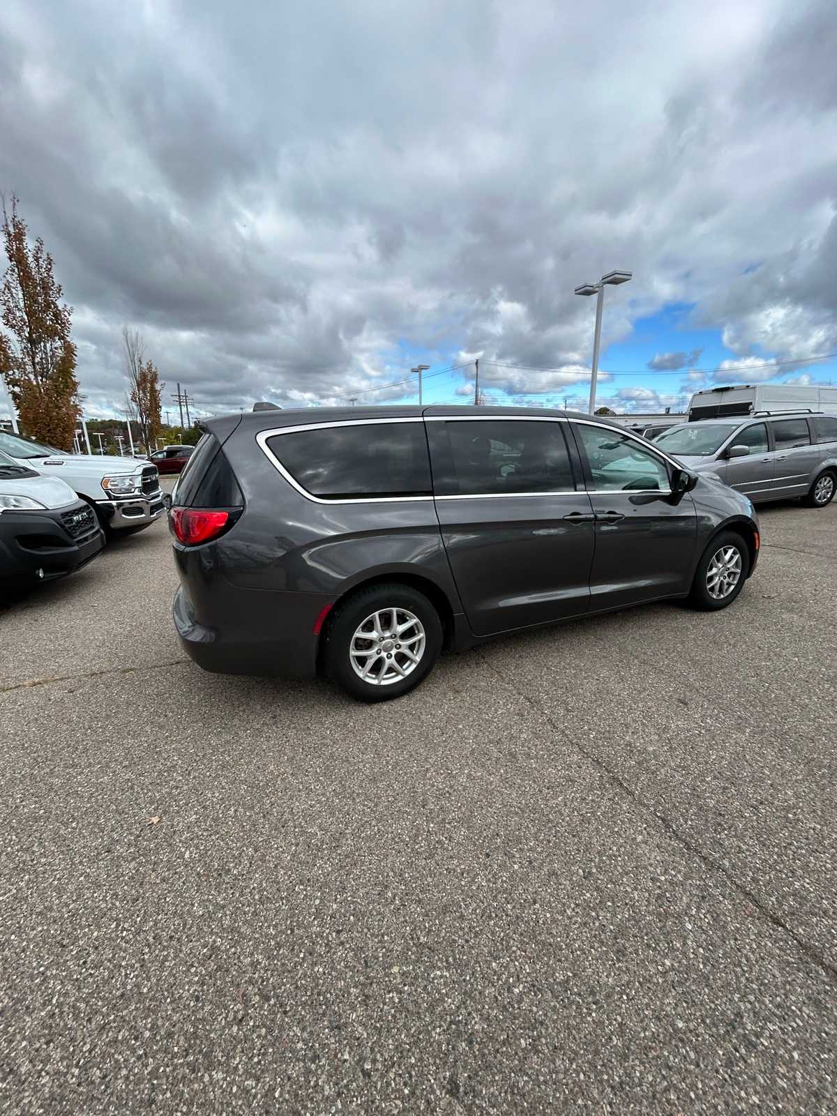 Thumbnail: 2017 Chrysler Pacifica - 15