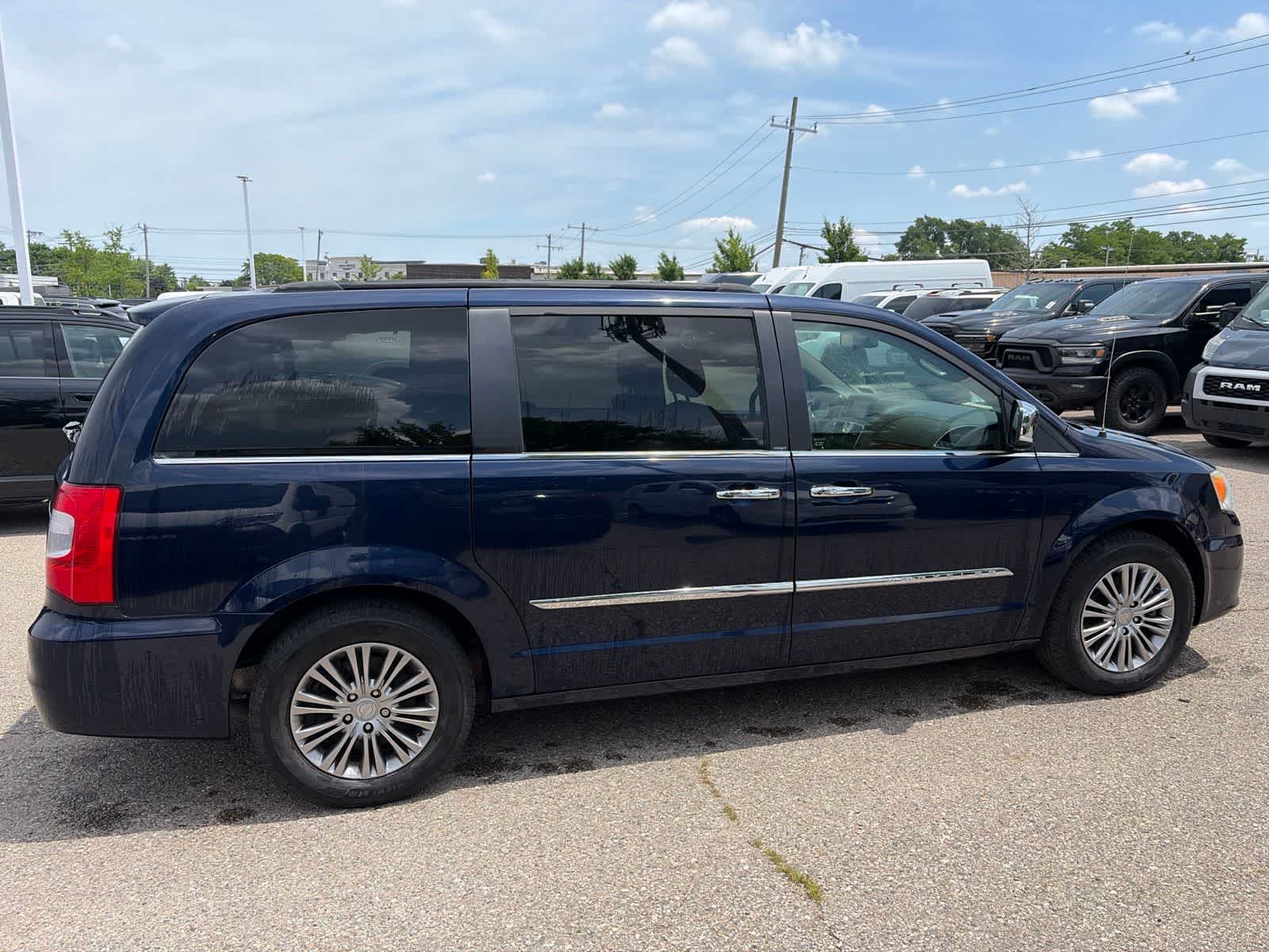 Thumbnail: 2014 Chrysler Town & Country - 10