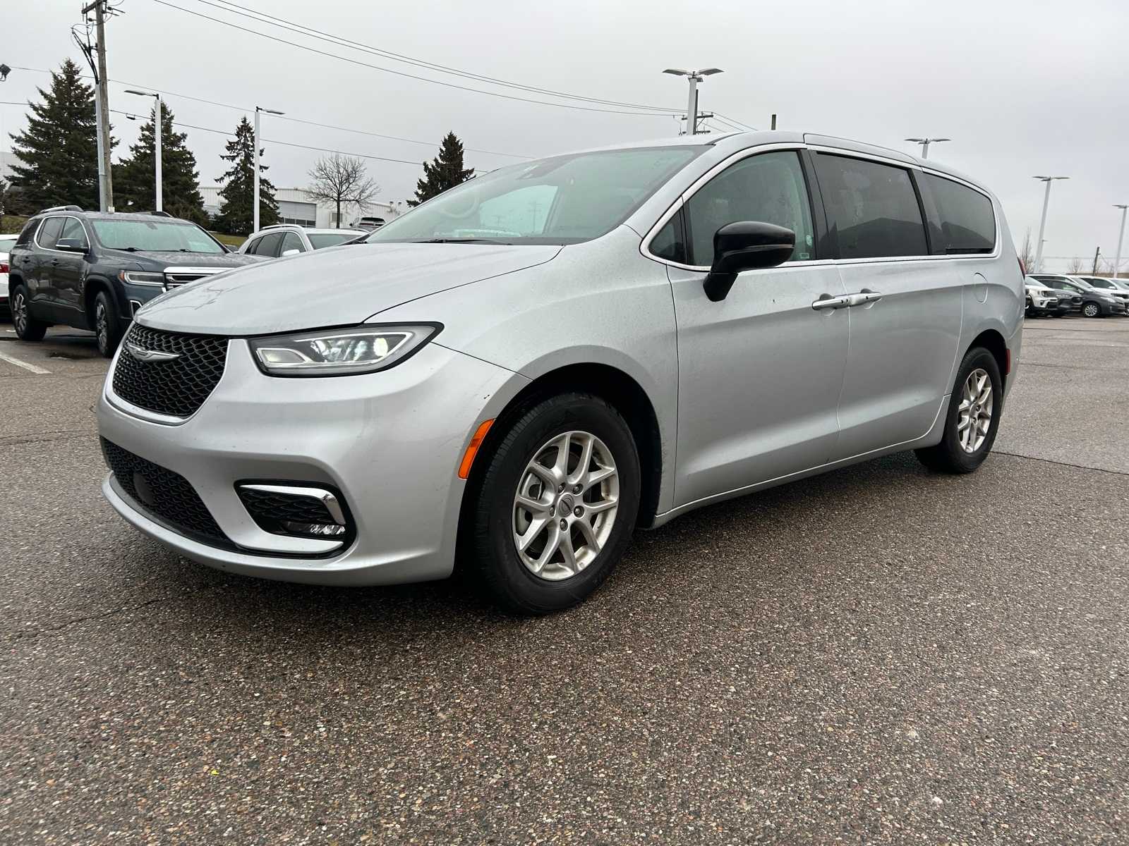 2024 Chrysler Pacifica Touring L's photo