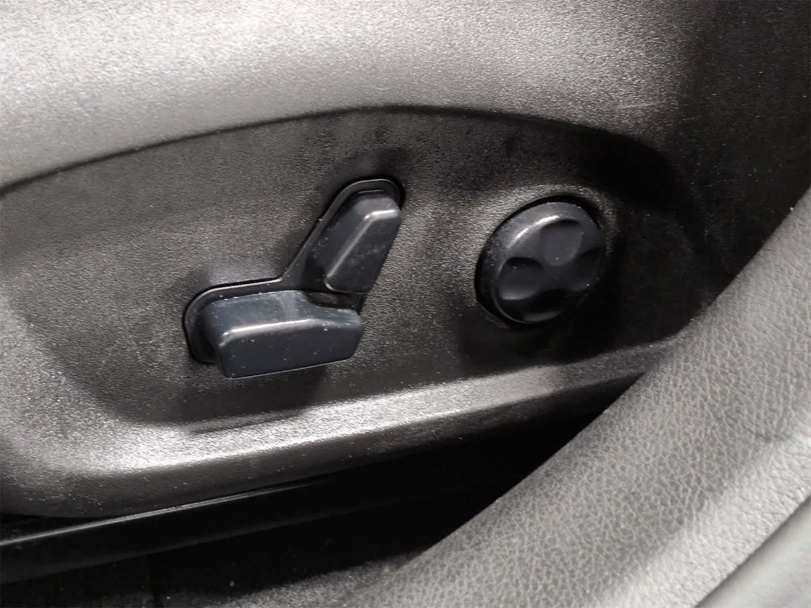 Thumbnail: 2019 Jeep Renegade - 17