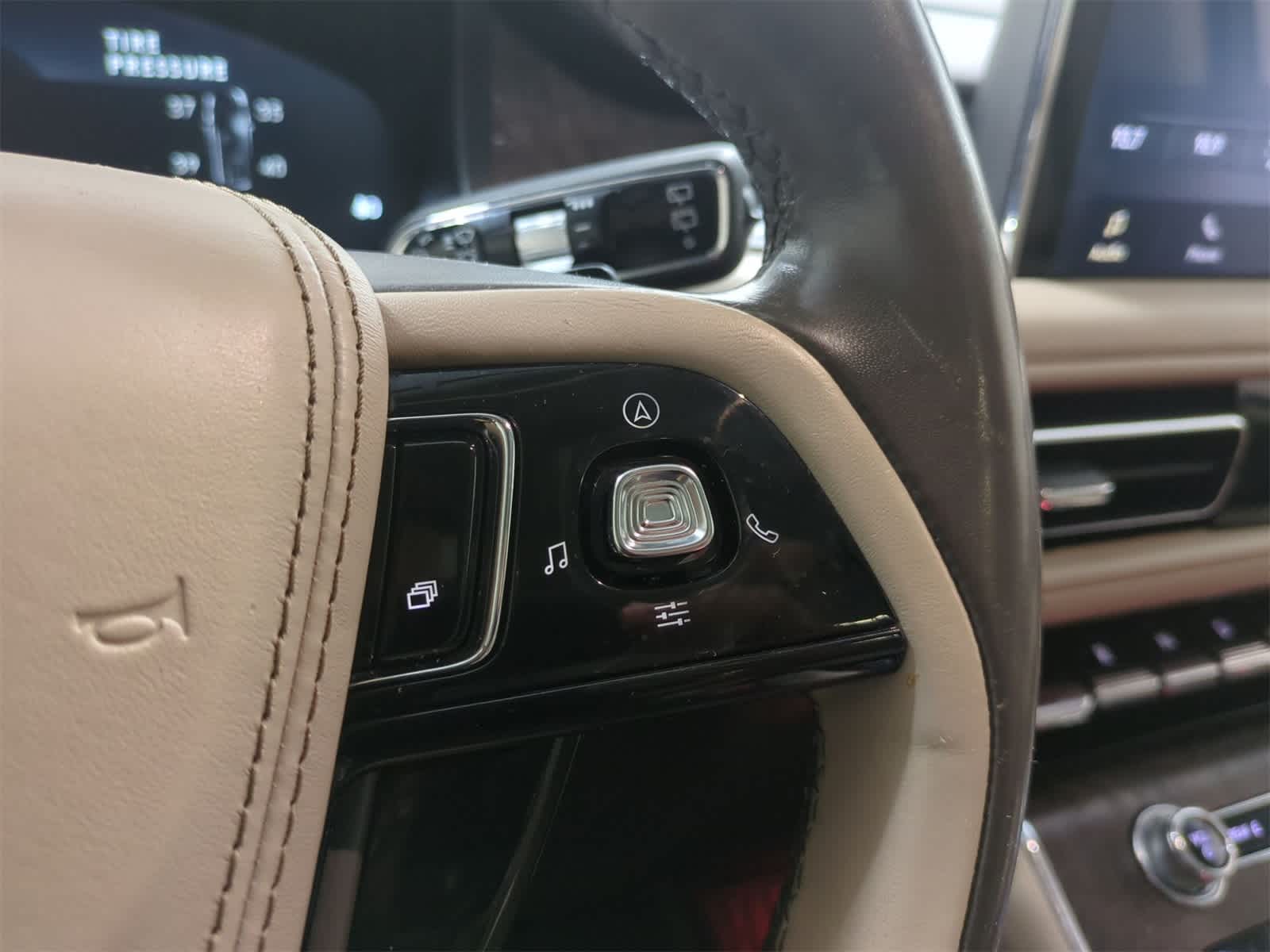 Thumbnail: 2020 Lincoln Aviator - 27