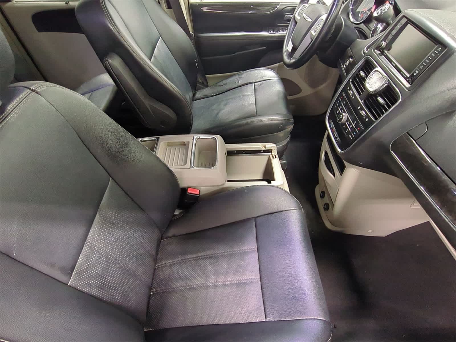 Thumbnail: 2016 Chrysler Town & Country - 24