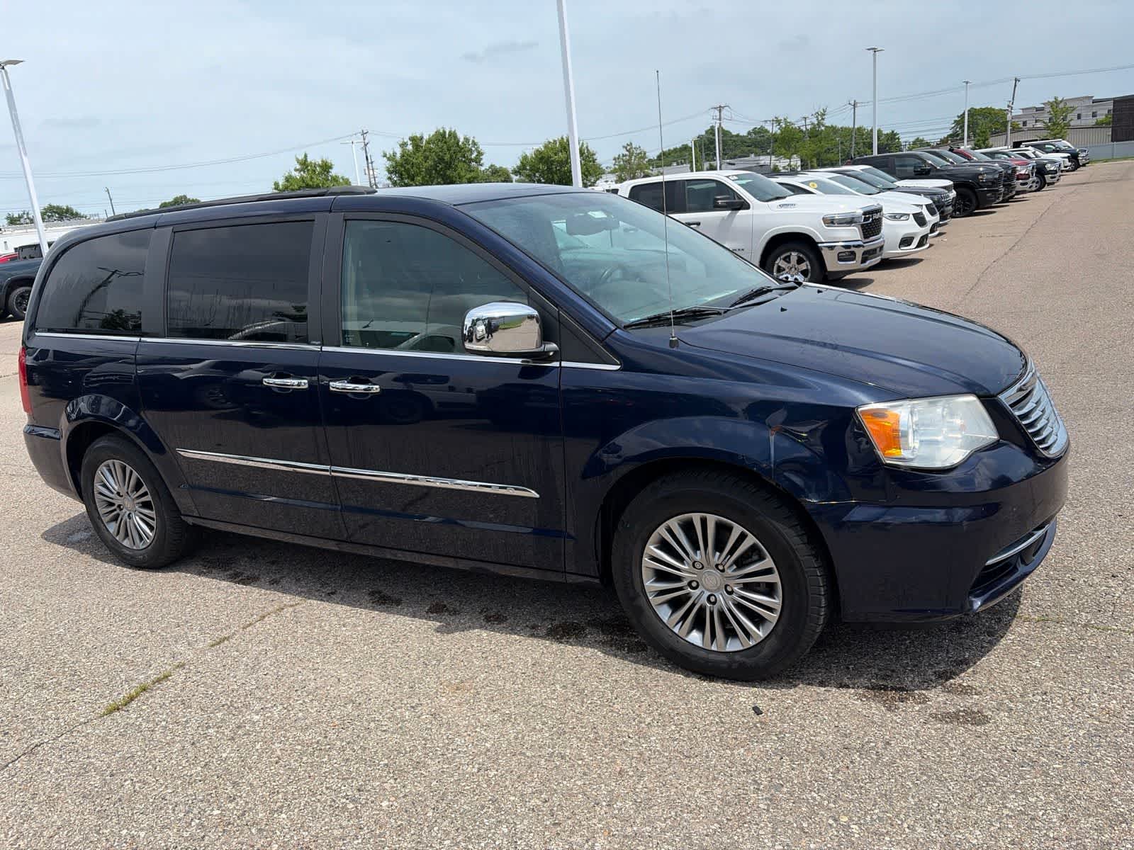 Thumbnail: 2014 Chrysler Town & Country - 8