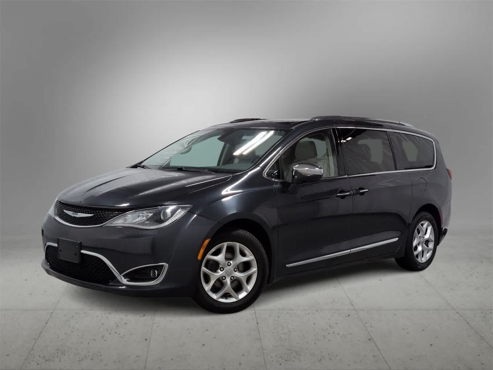 2020 Chrysler Pacifica Limited's photo