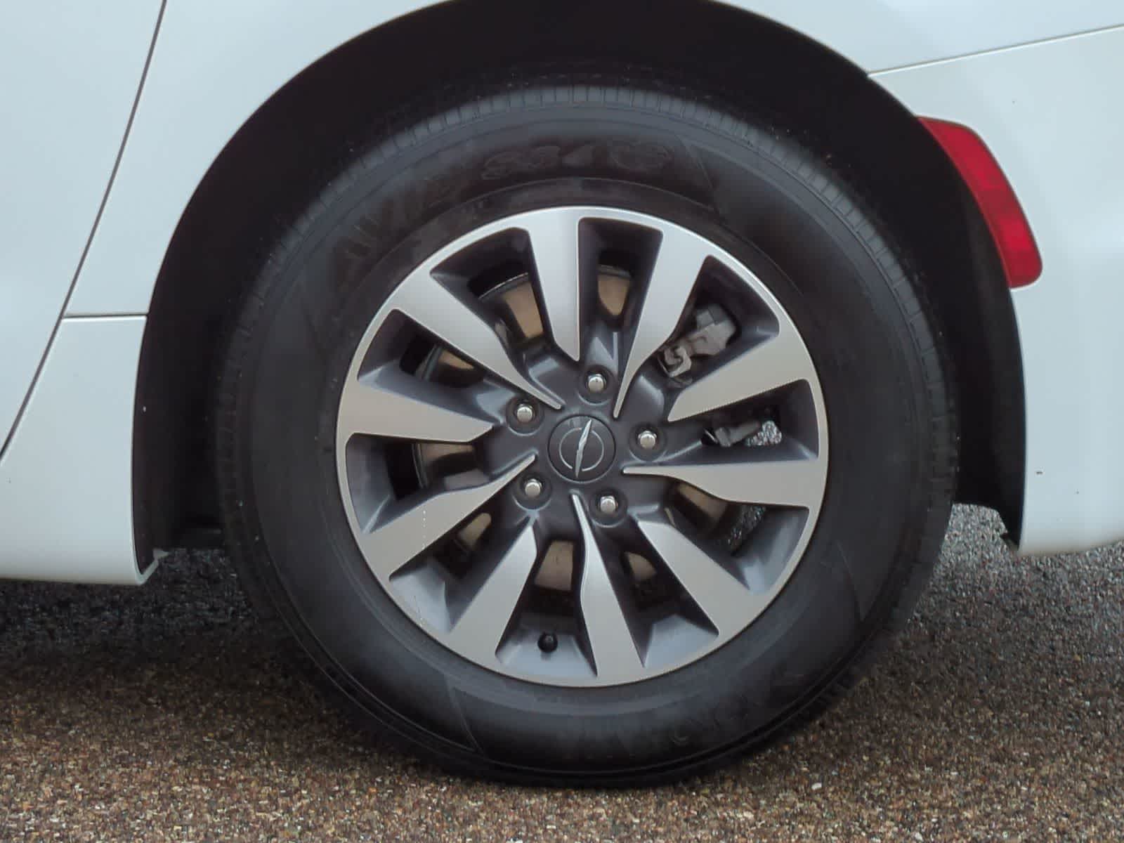 Thumbnail: 2022 Chrysler Pacifica - 14