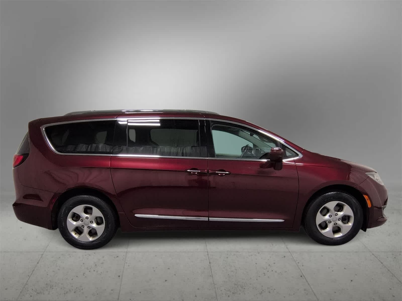 Thumbnail: 2017 Chrysler Pacifica - 9