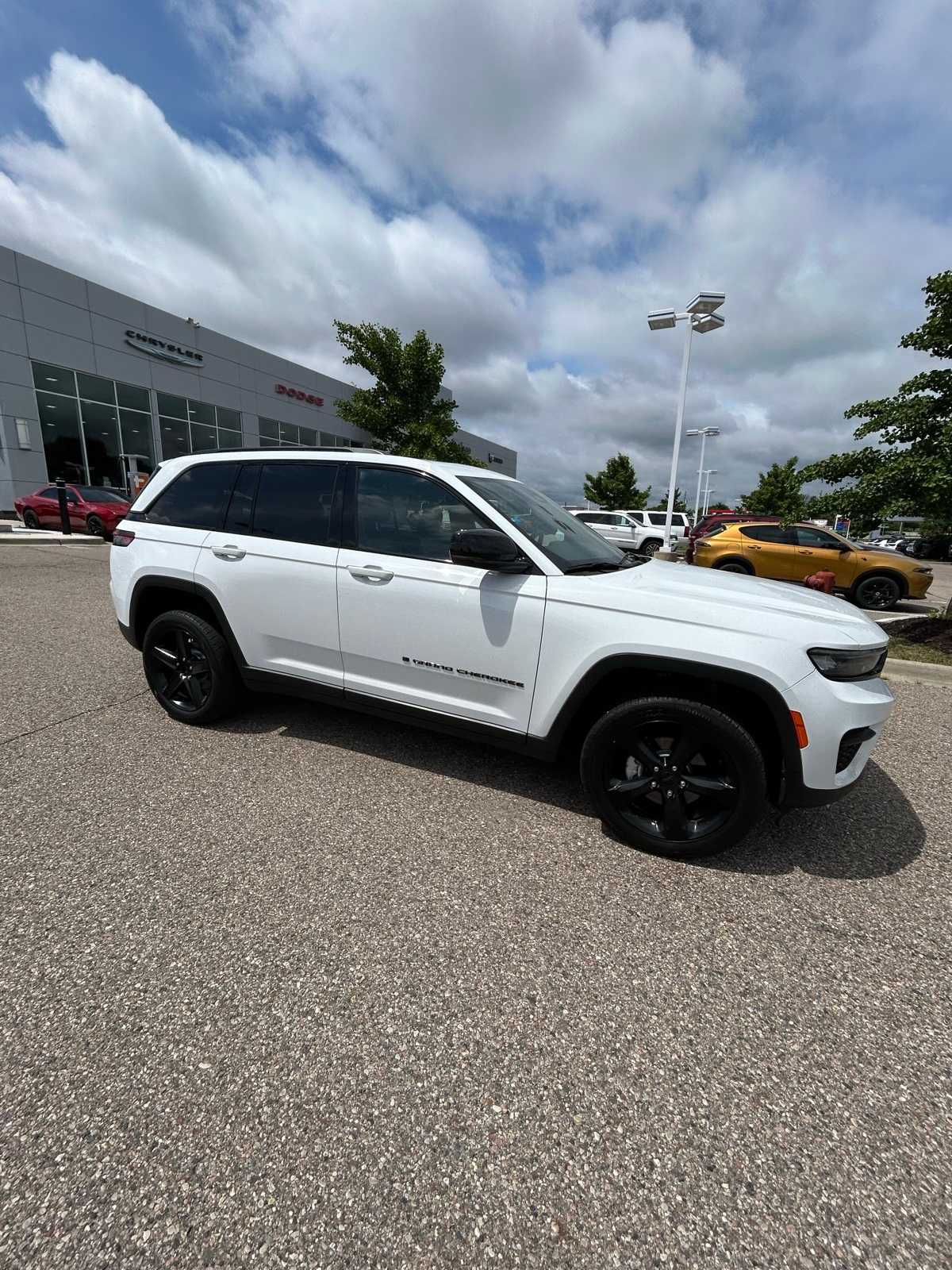Thumbnail: 2023 Jeep Grand Cherokee - 12