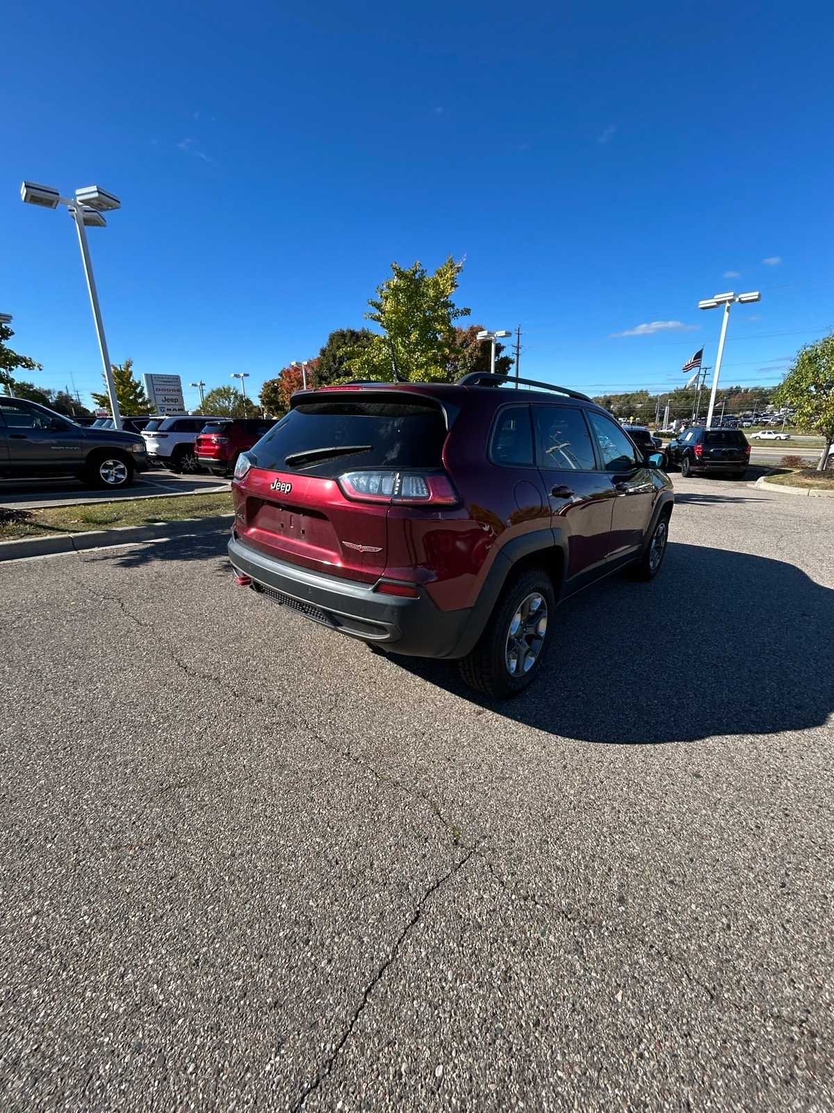 Thumbnail: 2019 Jeep Cherokee - 17
