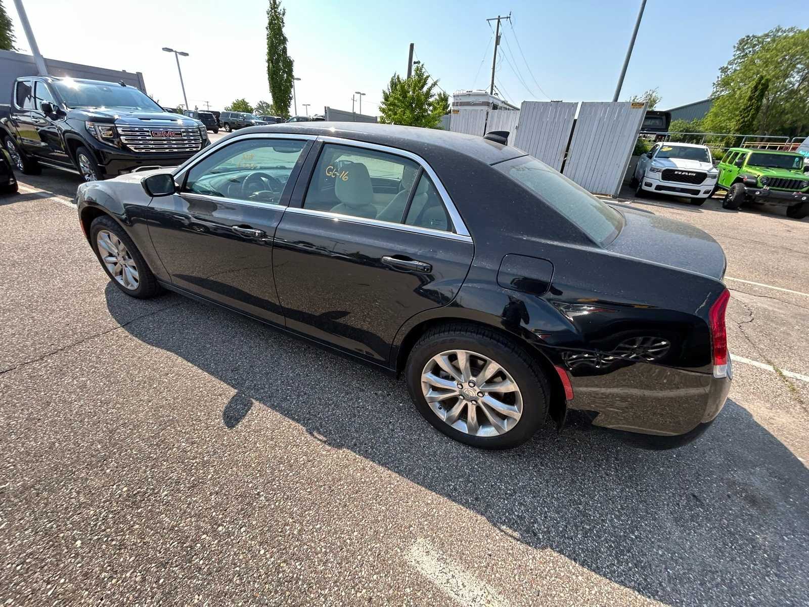 Thumbnail: 2023 Chrysler 300 - 26