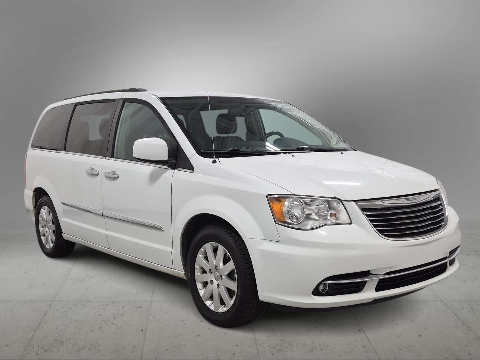 Used 2016 Chrysler Town & Country Touring with VIN 2C4RC1BG2GR246806 for sale in Farmington Hills, MI