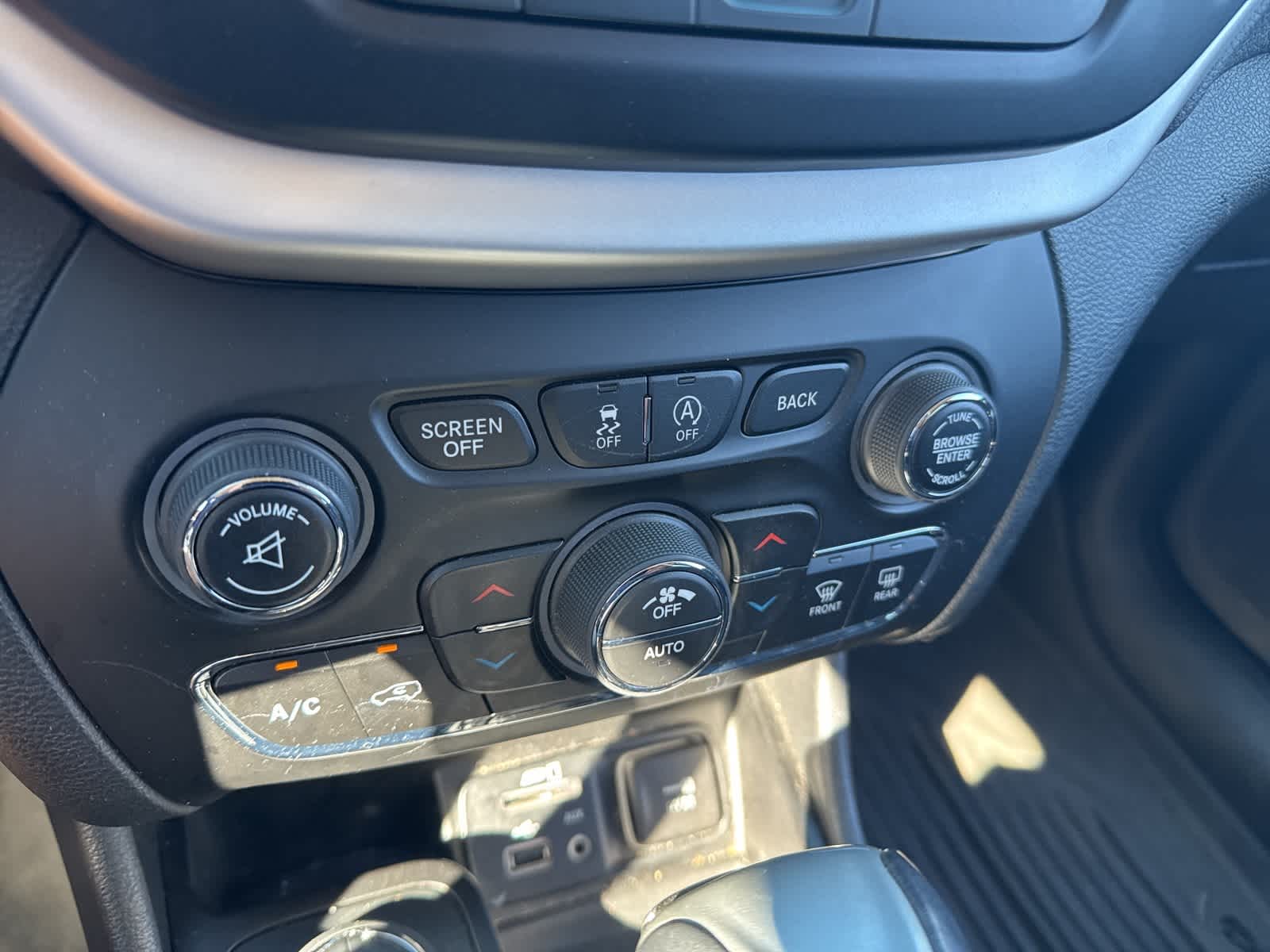 Thumbnail: 2018 Jeep Cherokee - 36