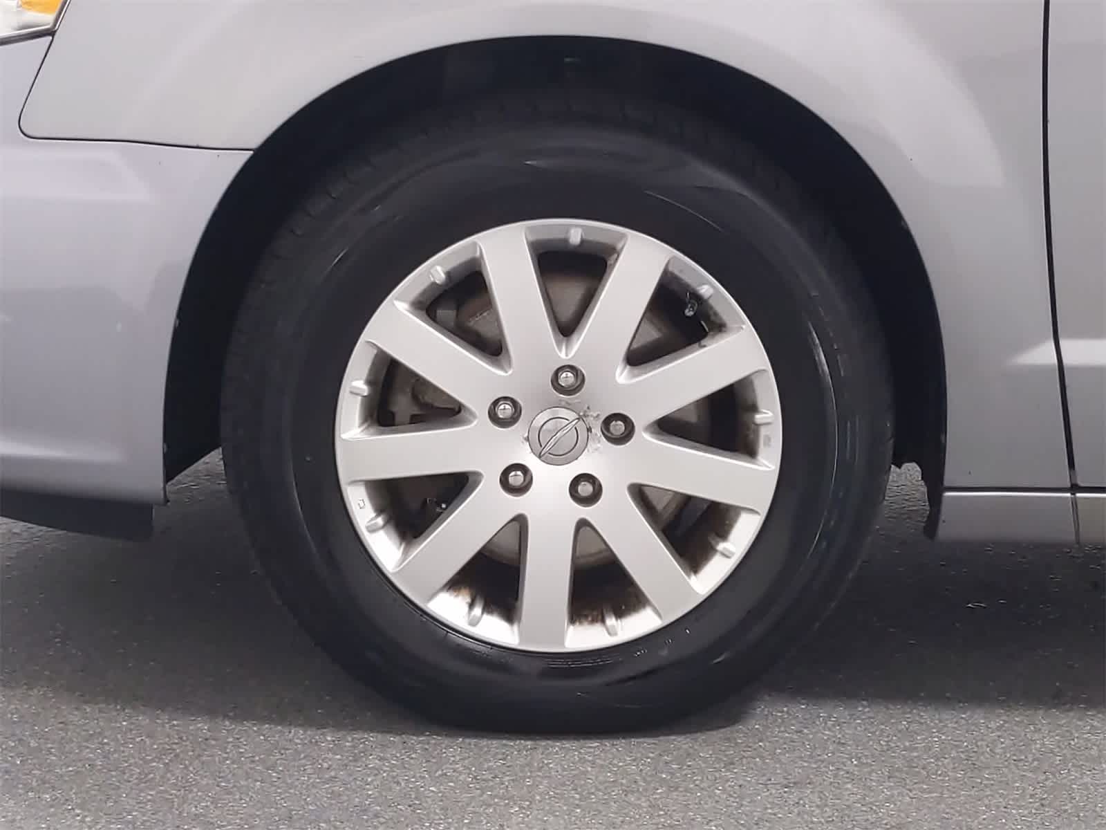 Thumbnail: 2014 Chrysler Town & Country - 15