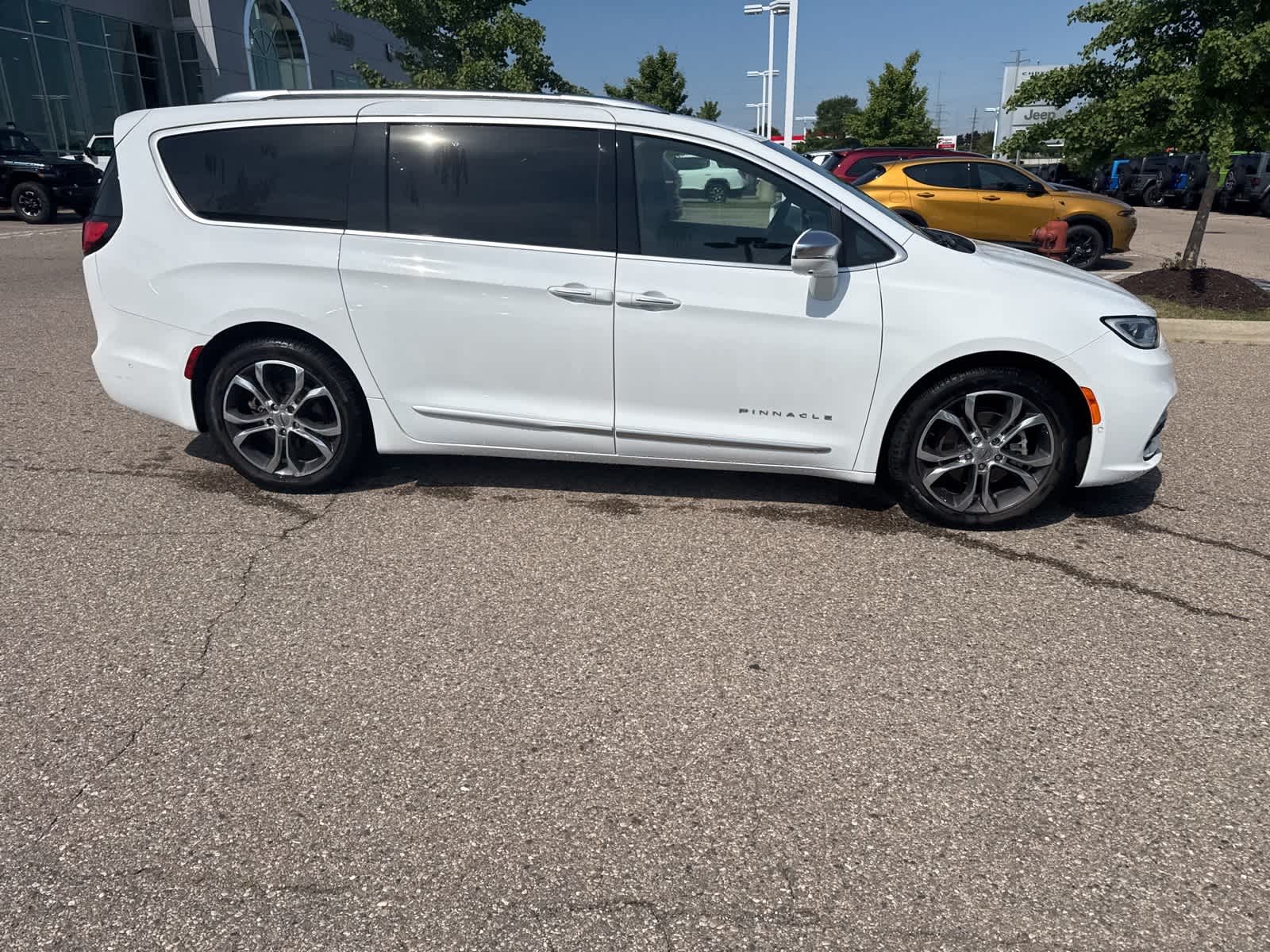 Thumbnail: 2022 Chrysler Pacifica - 10