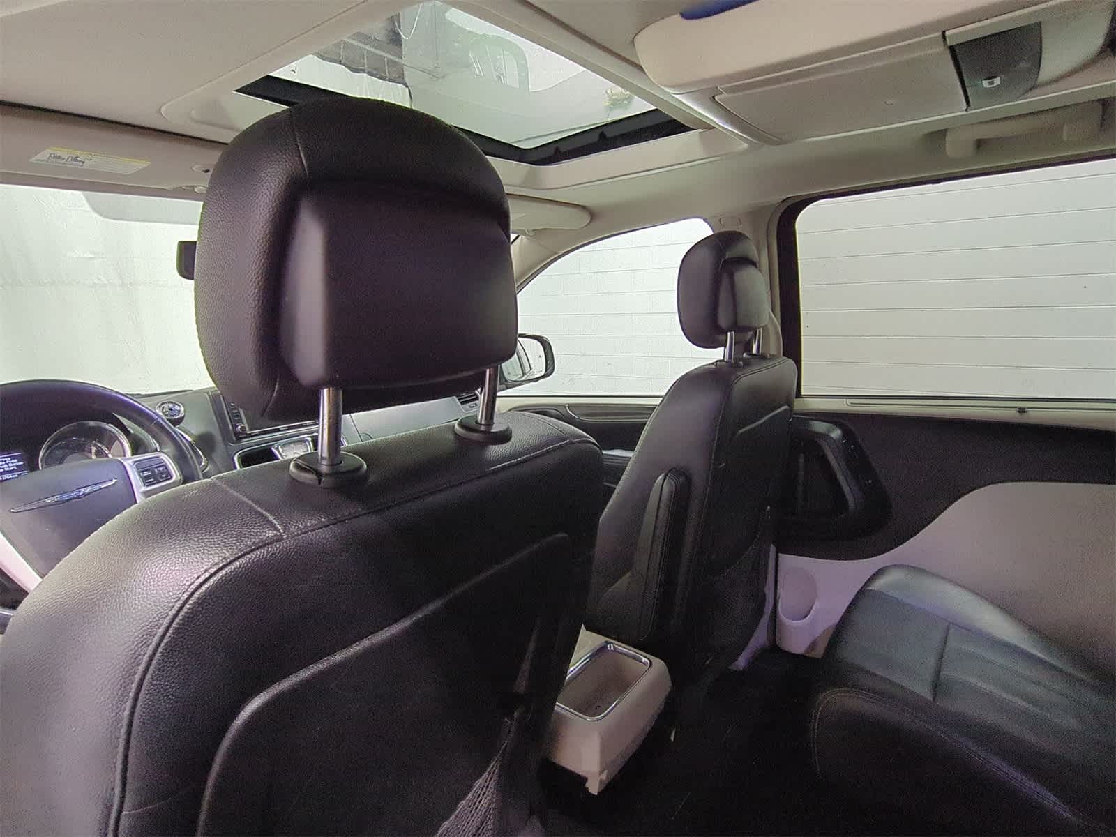Thumbnail: 2016 Chrysler Town & Country - 19