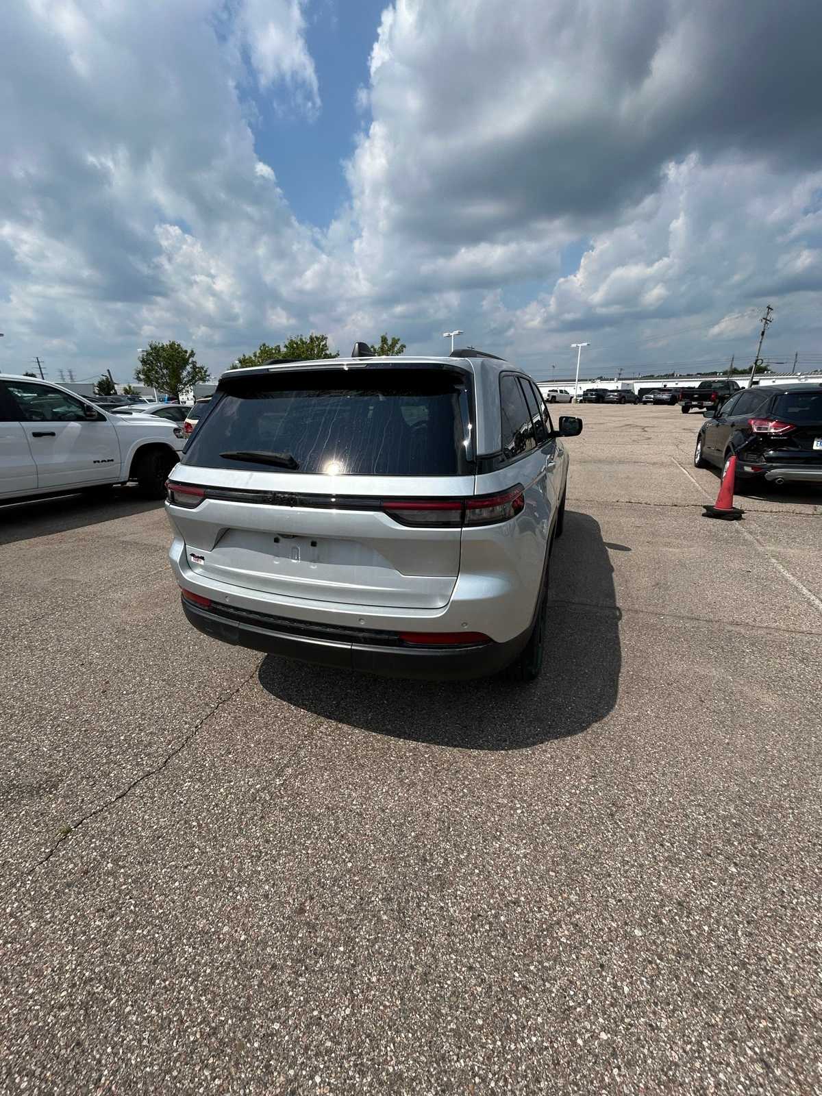 Thumbnail: 2023 Jeep Grand Cherokee - 21