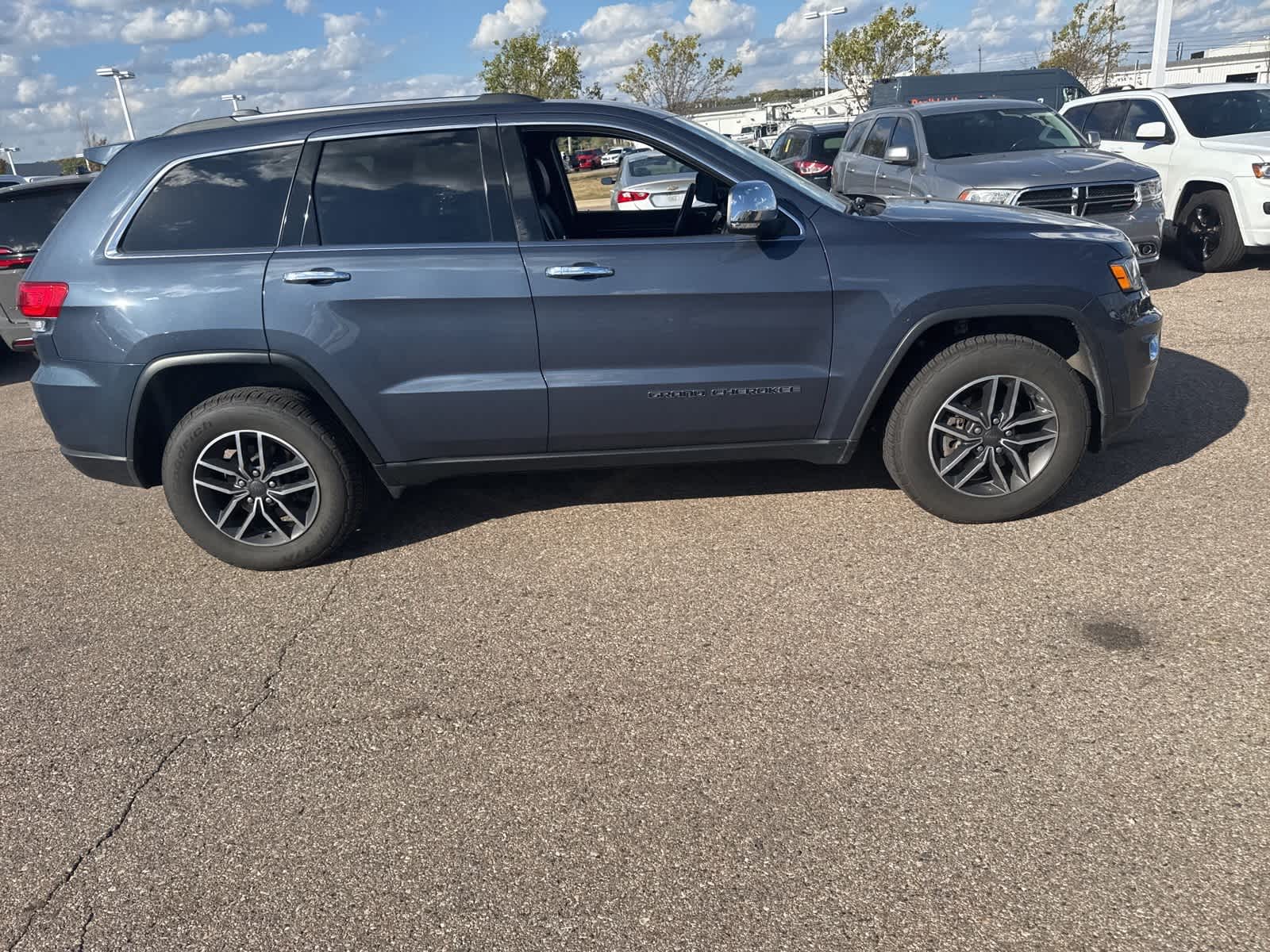 Thumbnail: 2019 Jeep Grand Cherokee - 12