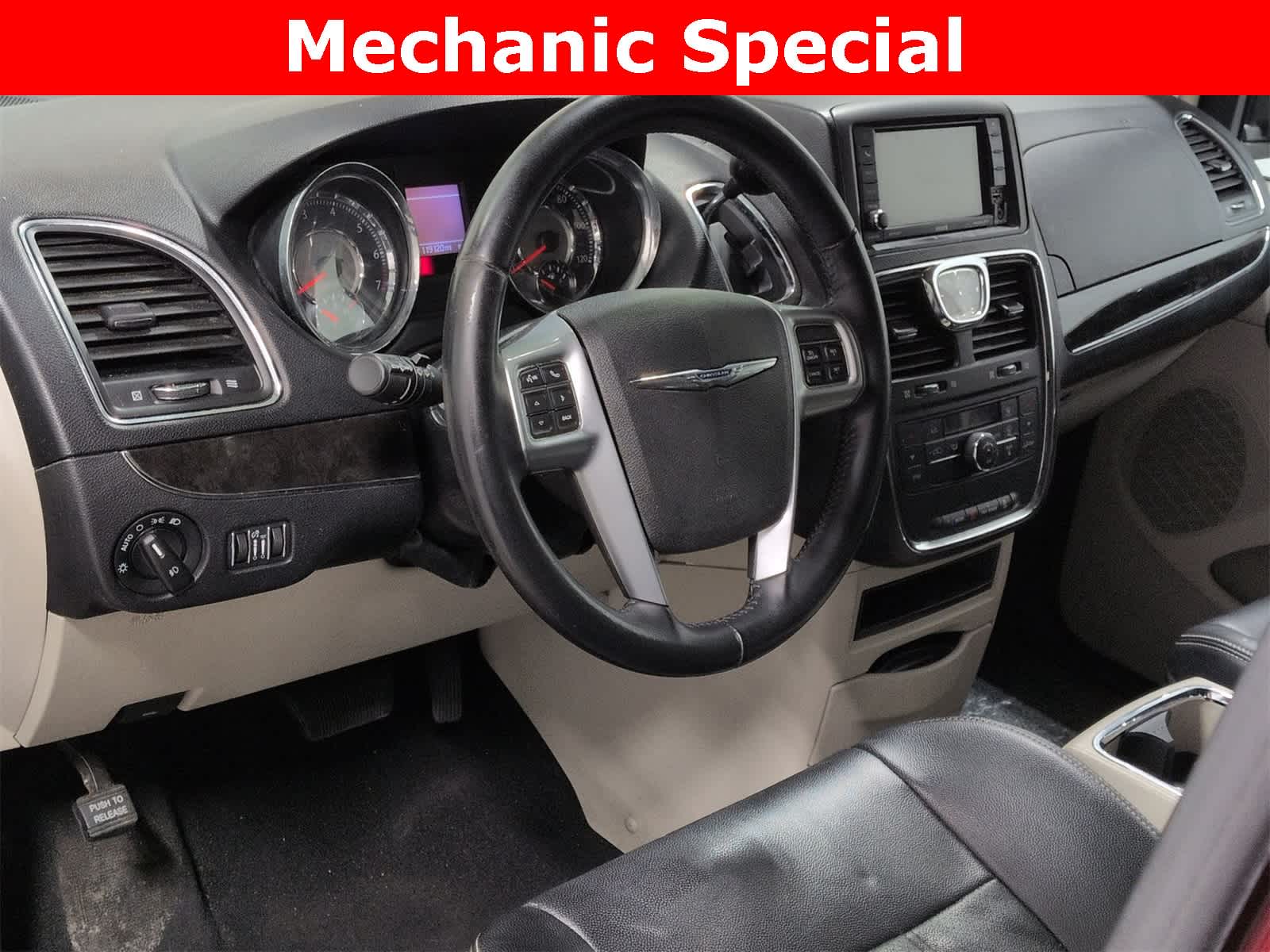 Thumbnail: 2012 Chrysler Town & Country - 10