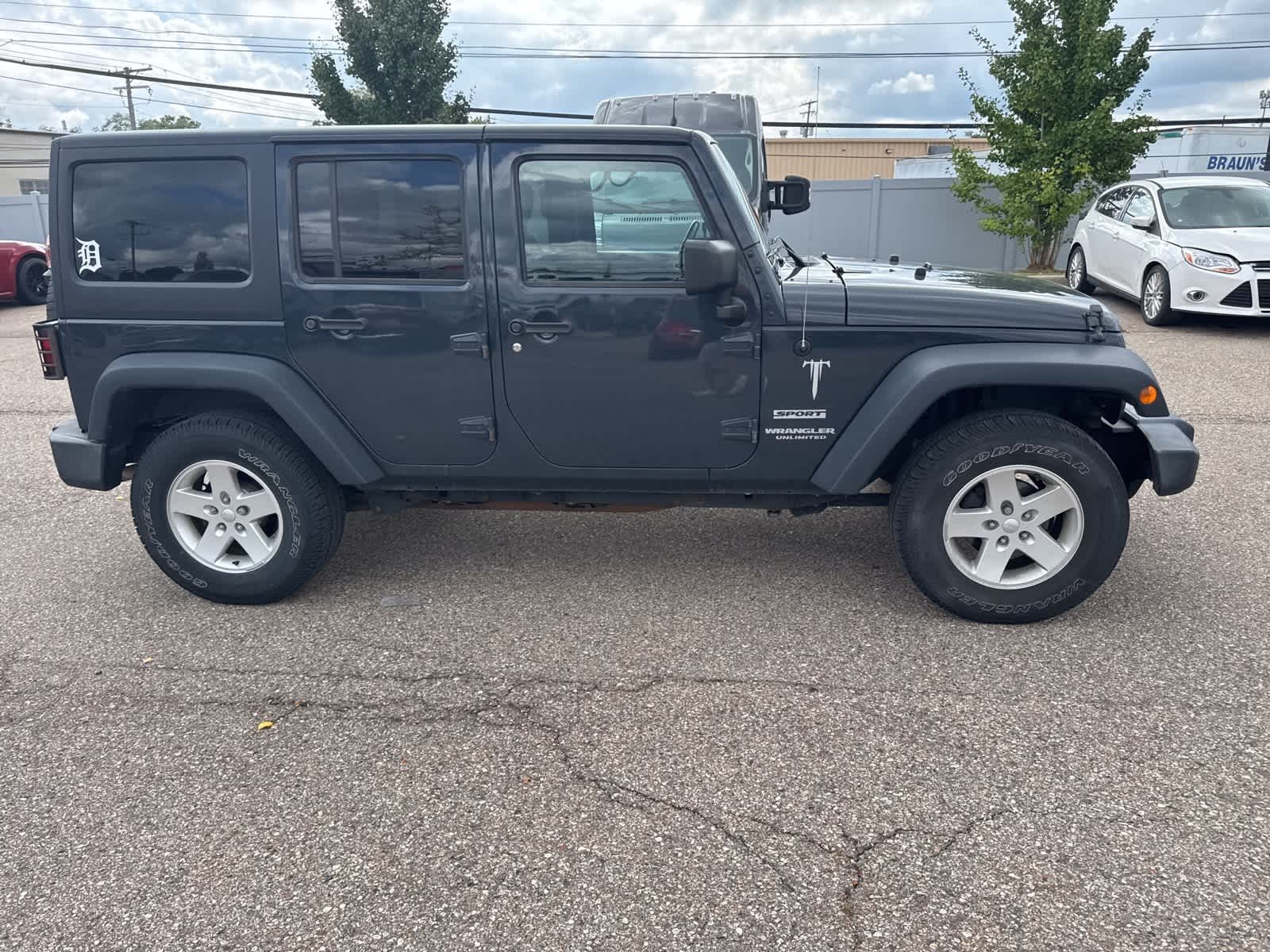 Thumbnail: 2017 Jeep Wrangler - 13