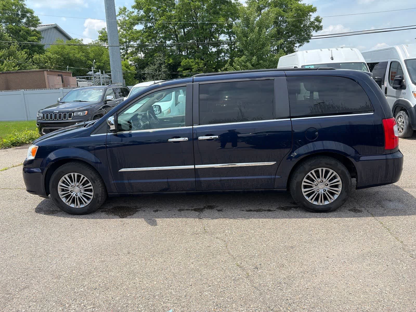 Thumbnail: 2014 Chrysler Town & Country - 17