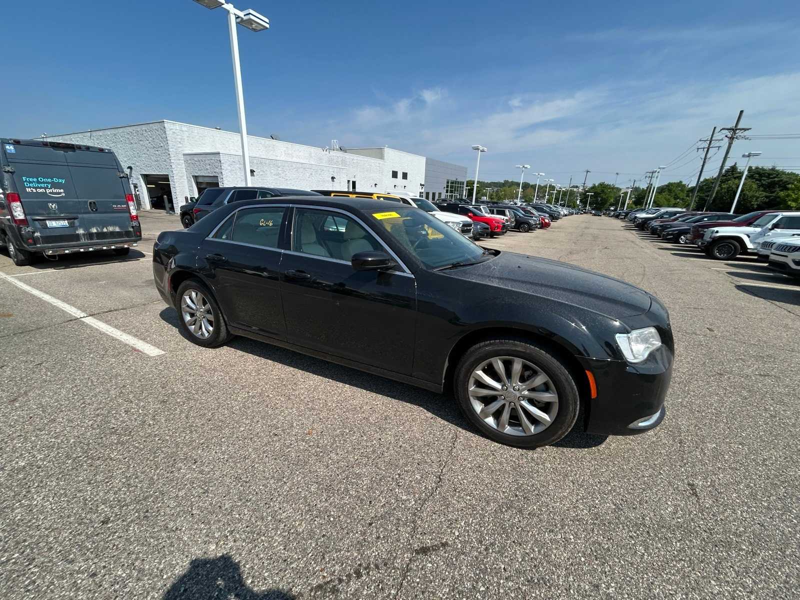 Thumbnail: 2023 Chrysler 300 - 10
