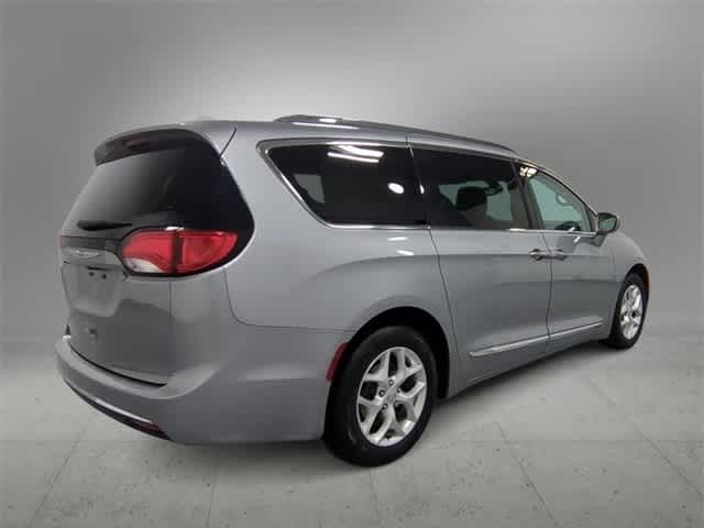 2017 Chrysler Pacifica Touring-L 8