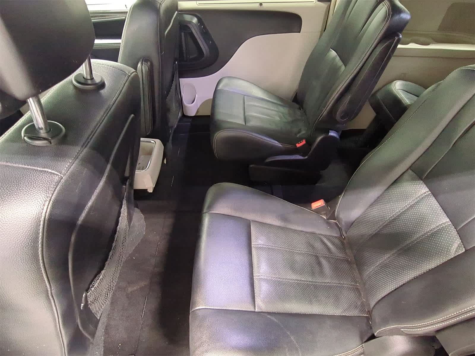 Thumbnail: 2016 Chrysler Town & Country - 21