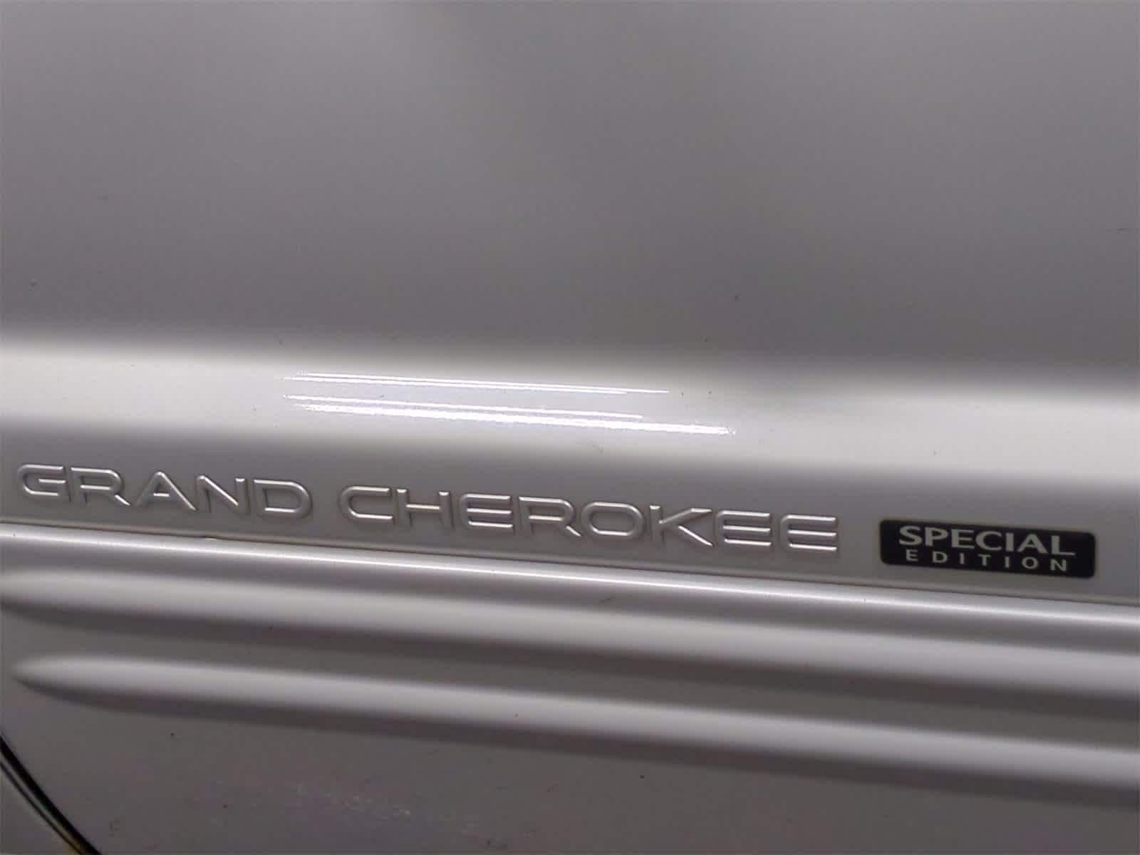 Thumbnail: 2004 Jeep Grand Cherokee - 12
