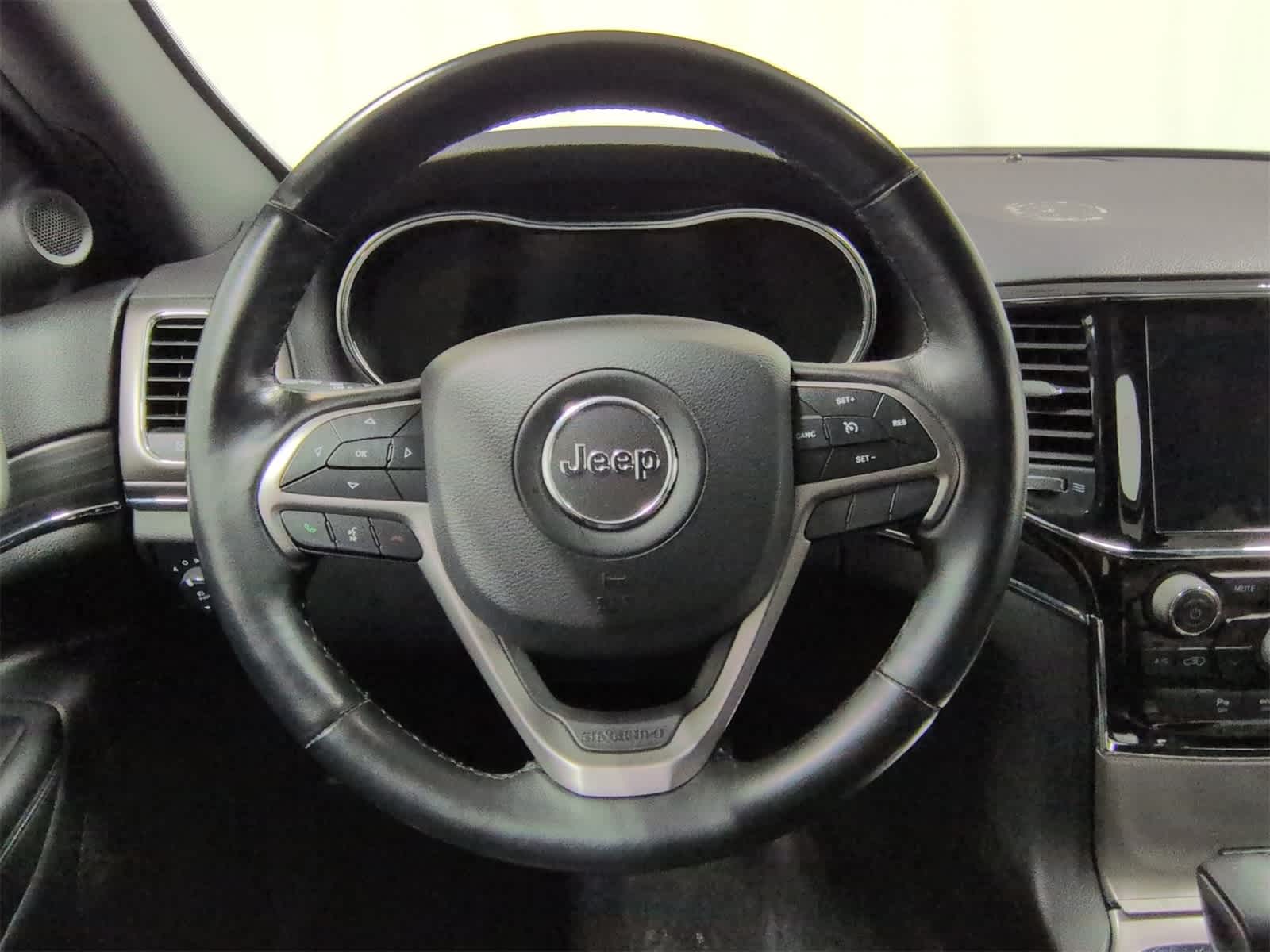 Thumbnail: 2020 Jeep Grand Cherokee - 25