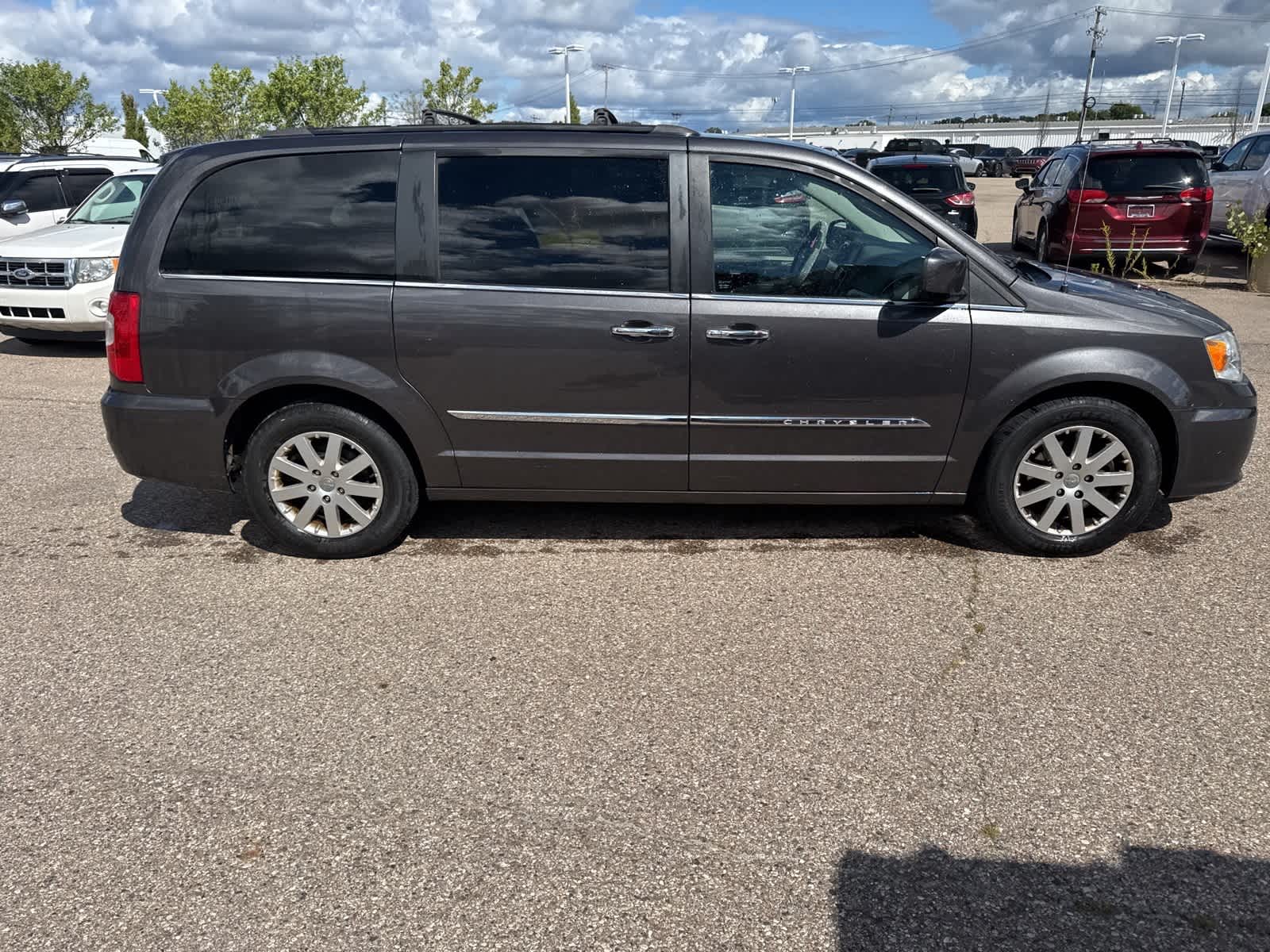 Thumbnail: 2015 Chrysler Town & Country - 11