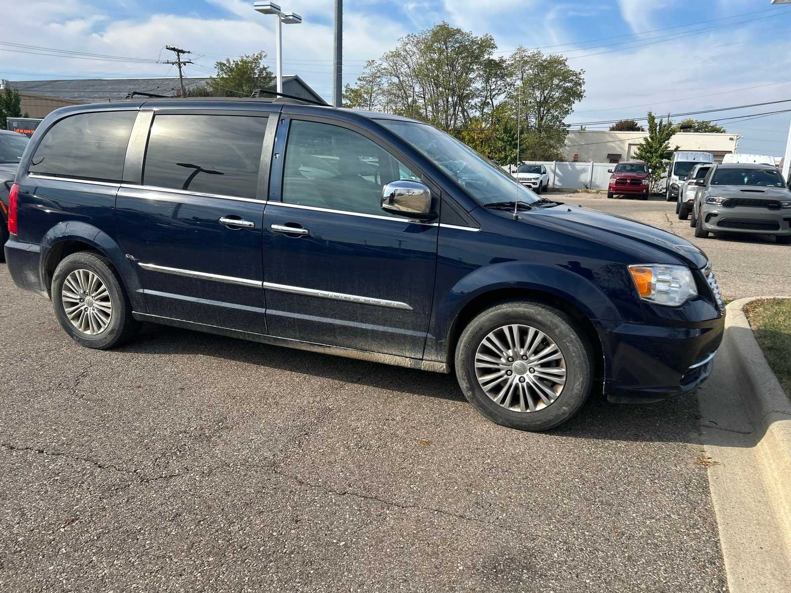 Thumbnail: 2016 Chrysler Town & Country - 9
