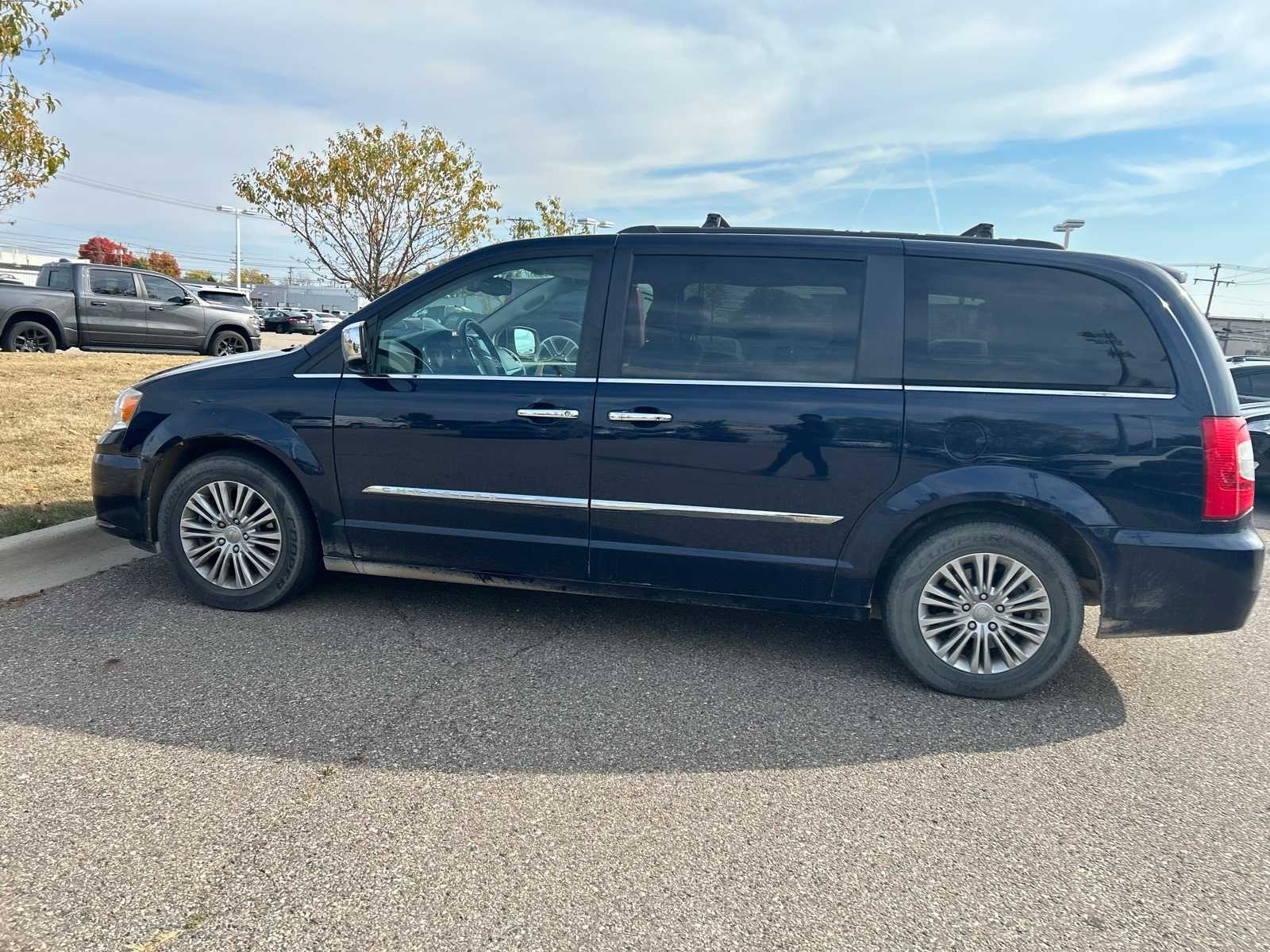 Thumbnail: 2016 Chrysler Town & Country - 27
