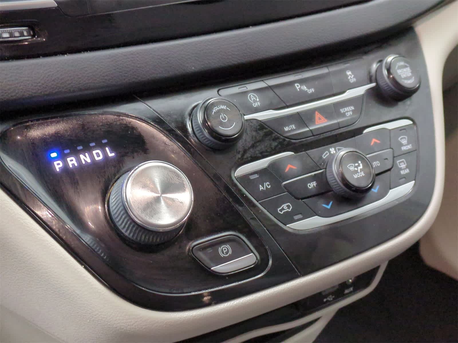 Thumbnail: 2018 Chrysler Pacifica - 31