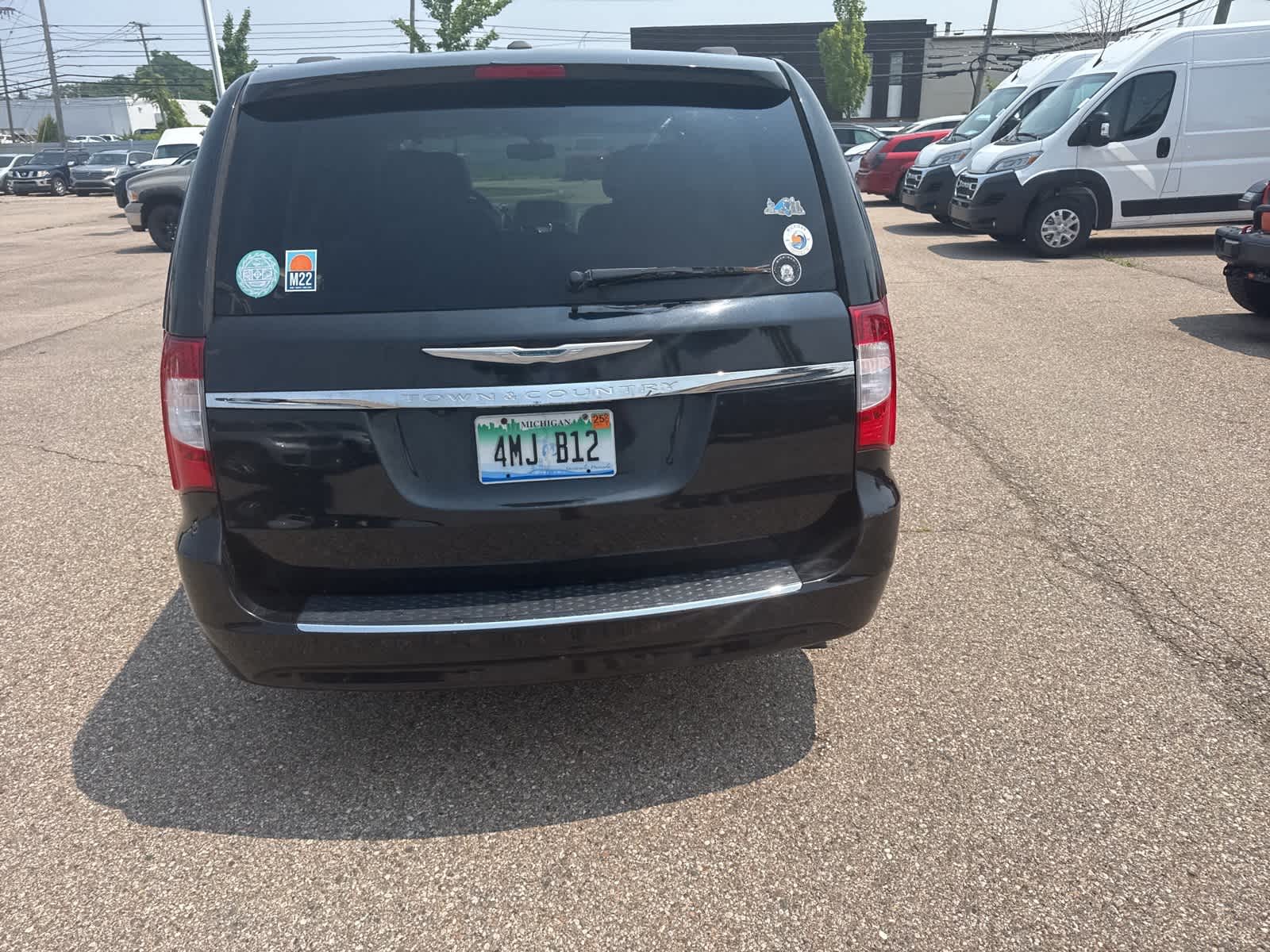 Thumbnail: 2016 Chrysler Town & Country - 19