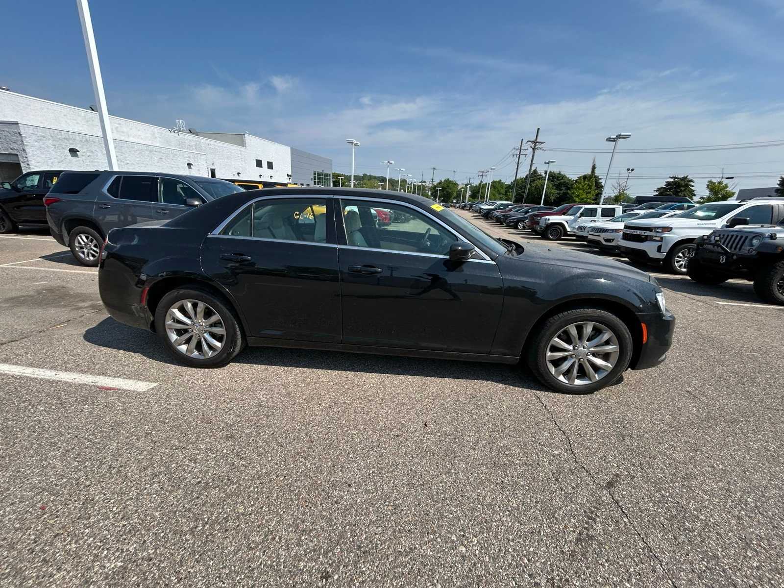 Thumbnail: 2023 Chrysler 300 - 14