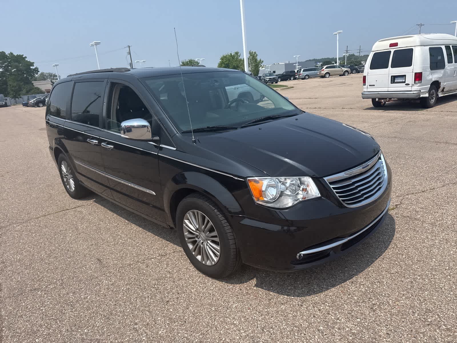 Thumbnail: 2016 Chrysler Town & Country - 8