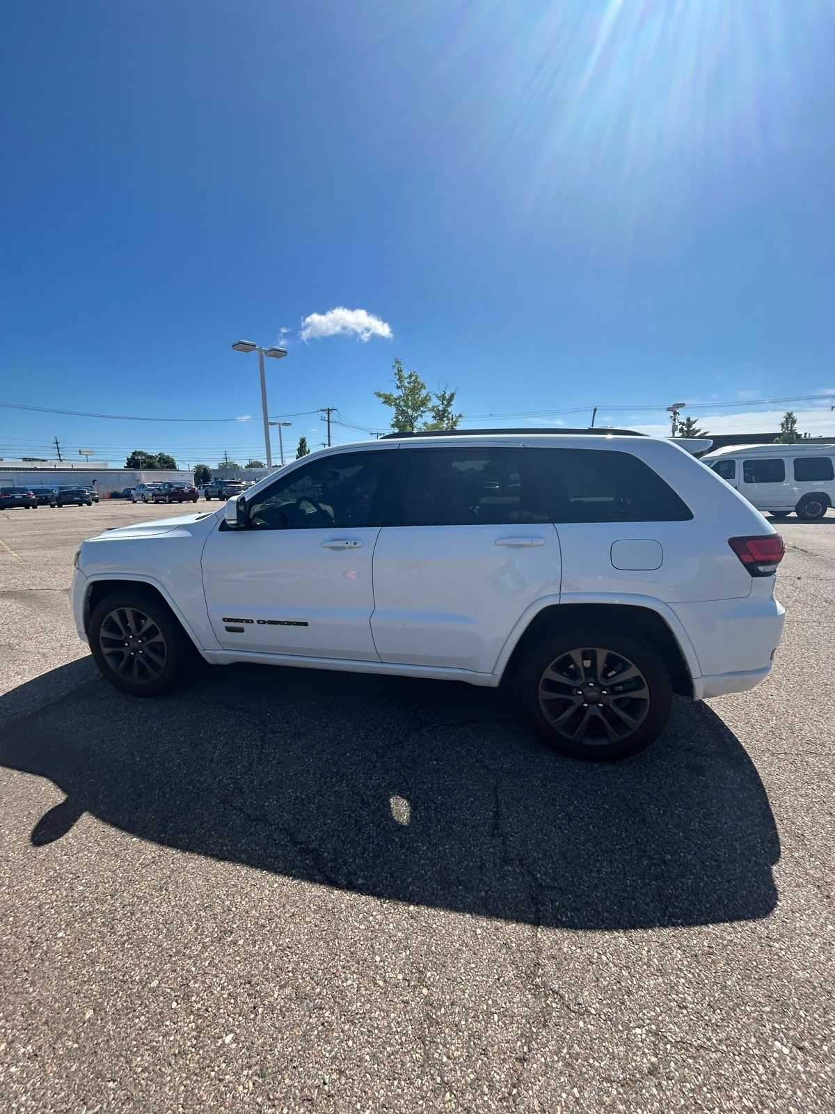 Thumbnail: 2017 Jeep Grand Cherokee - 24