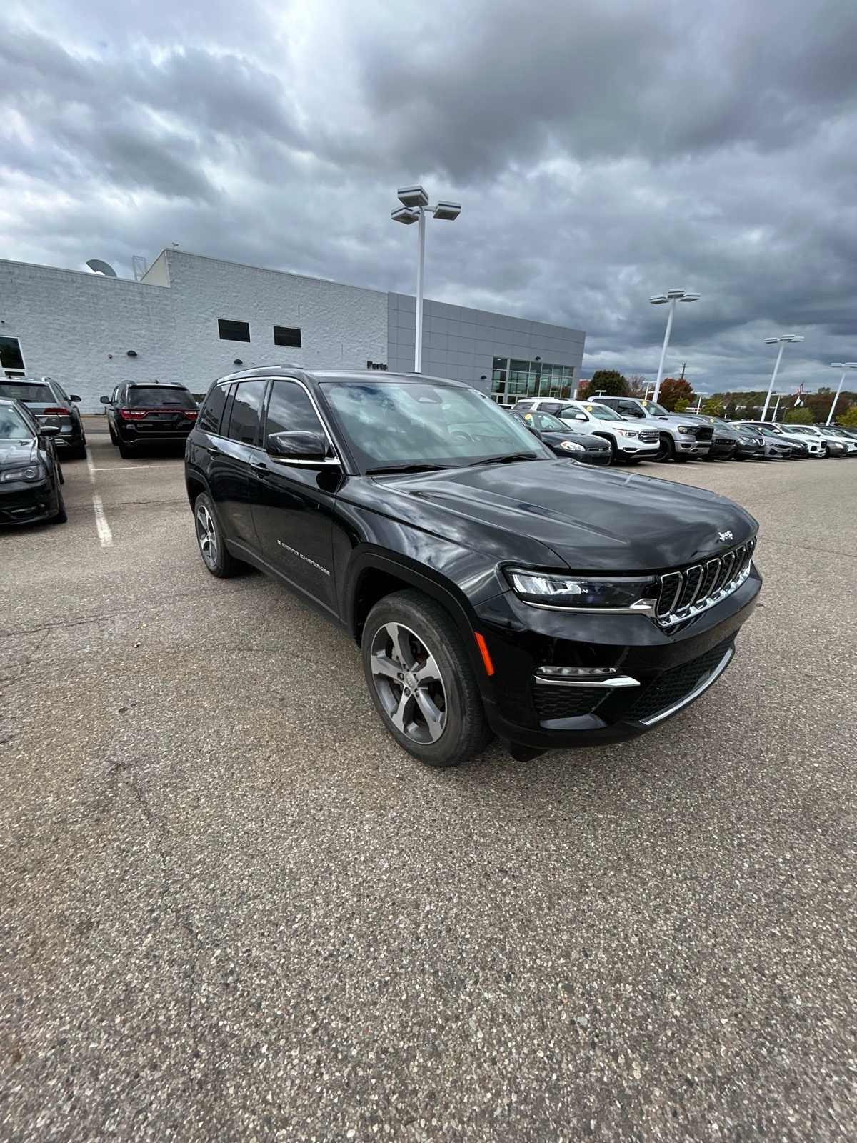 Thumbnail: 2023 Jeep Grand Cherokee - 10