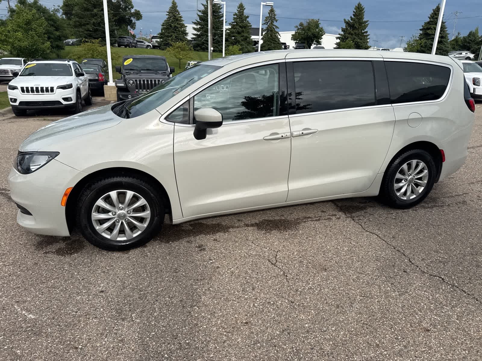 Thumbnail: 2017 Chrysler Pacifica - 29