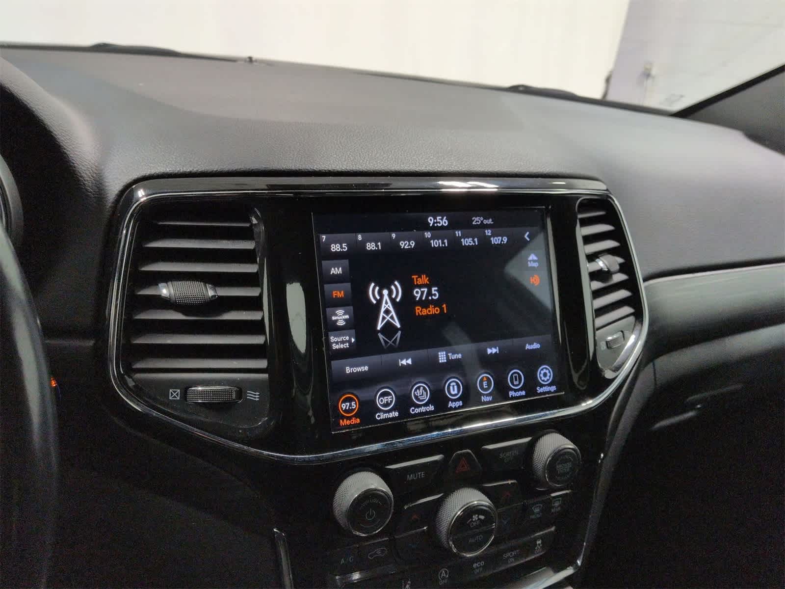 Thumbnail: 2021 Jeep Grand Cherokee - 28