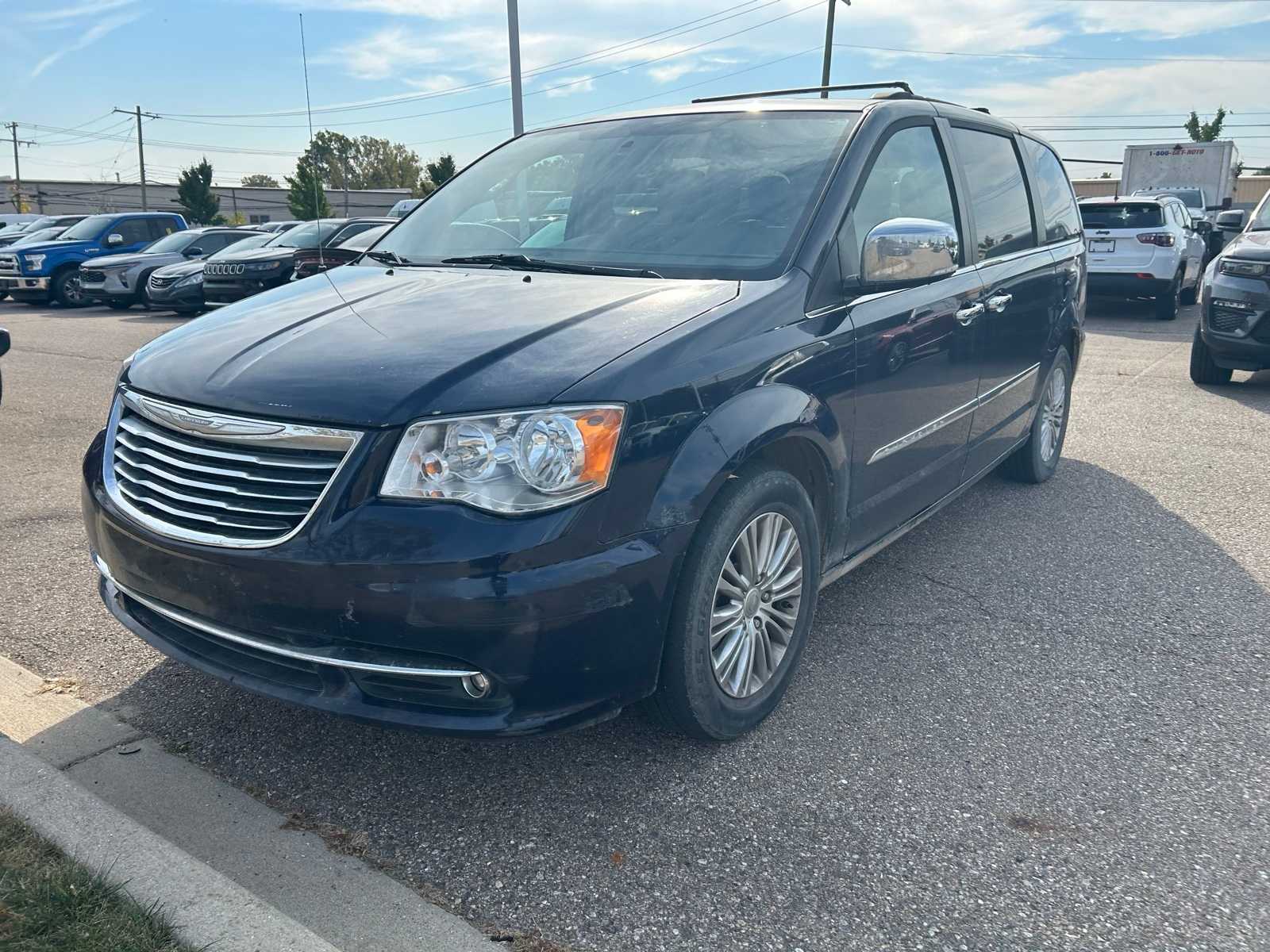 Thumbnail: 2016 Chrysler Town & Country - 4
