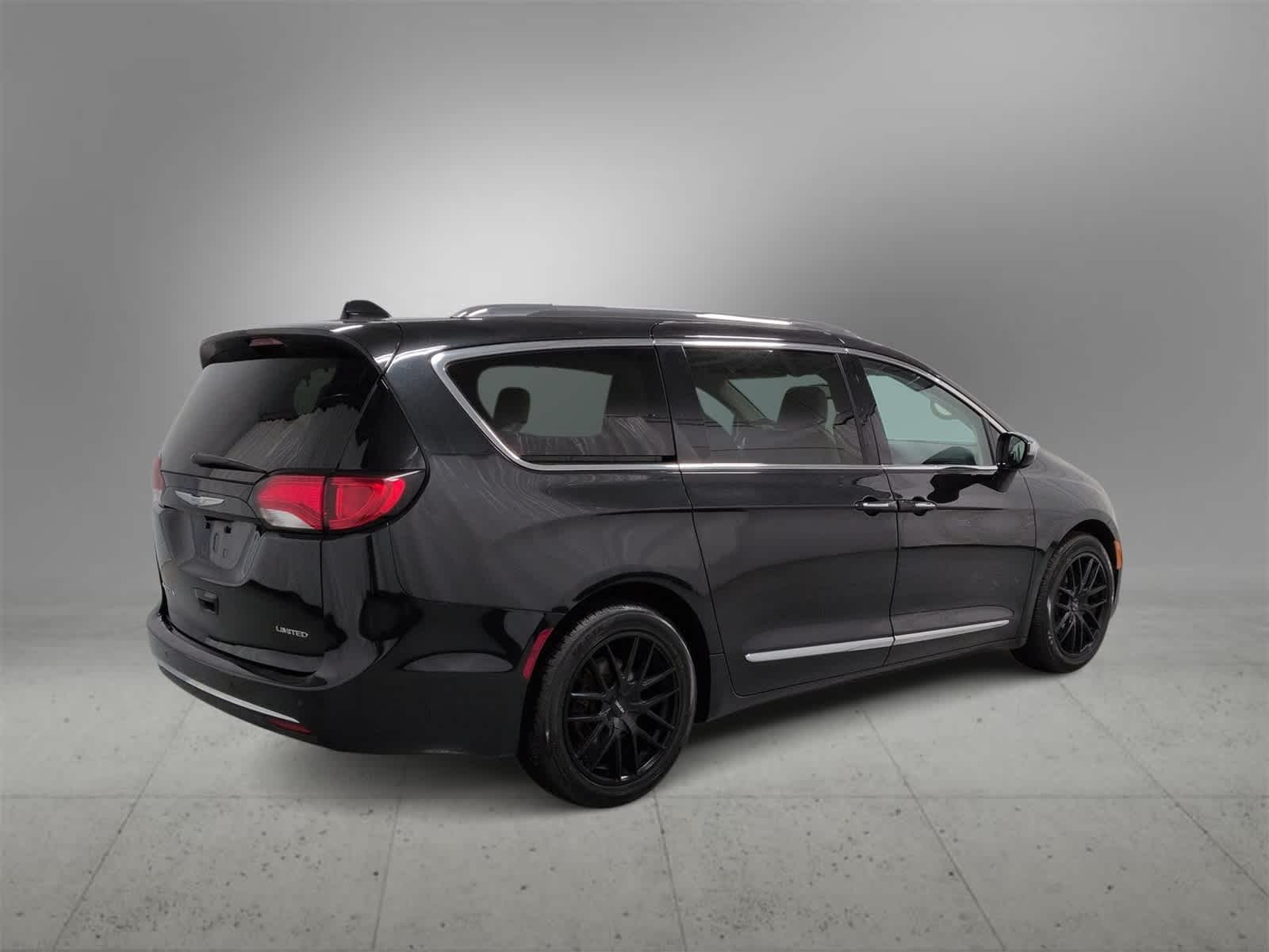 Thumbnail: 2017 Chrysler Pacifica - 9