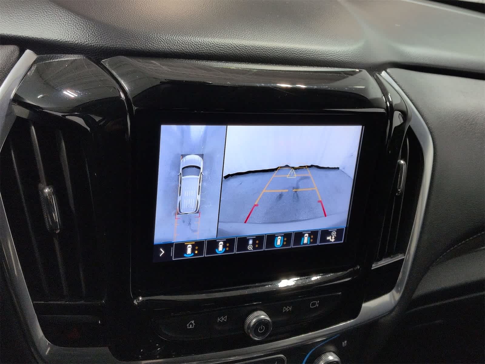 Thumbnail: 2020 Chevrolet Traverse - 32