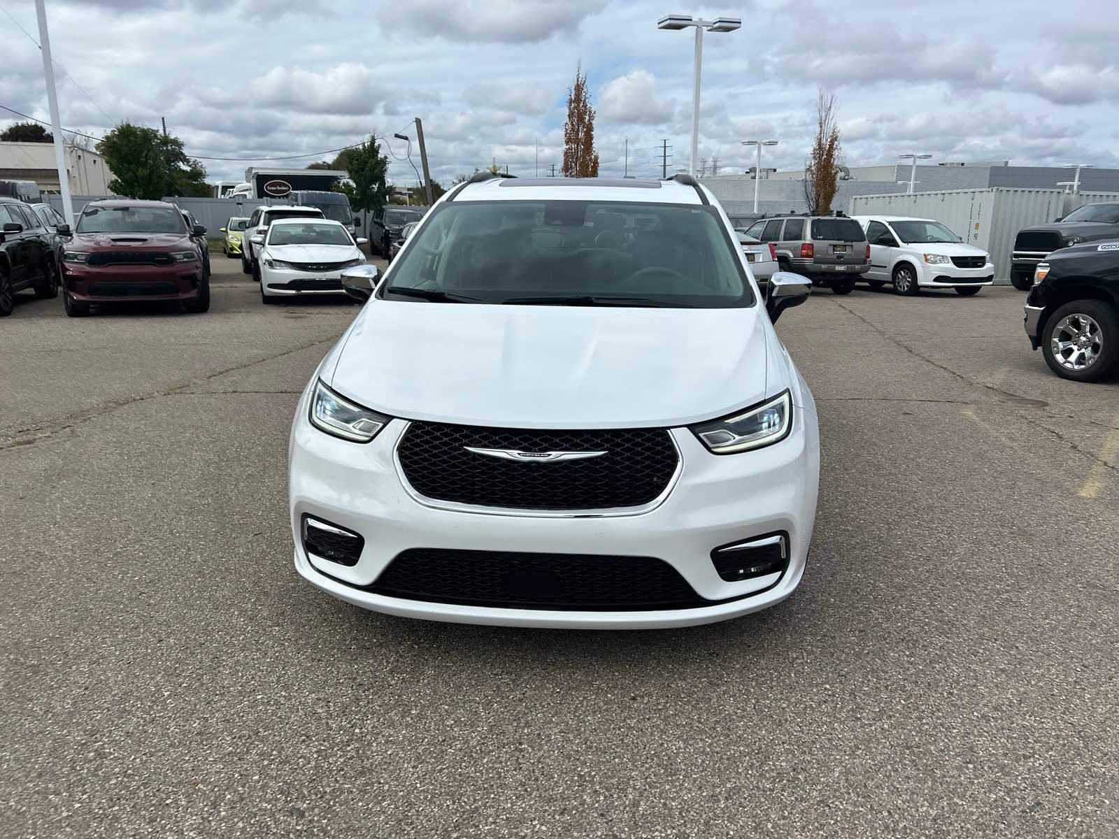 Thumbnail: 2023 Chrysler Pacifica - 8